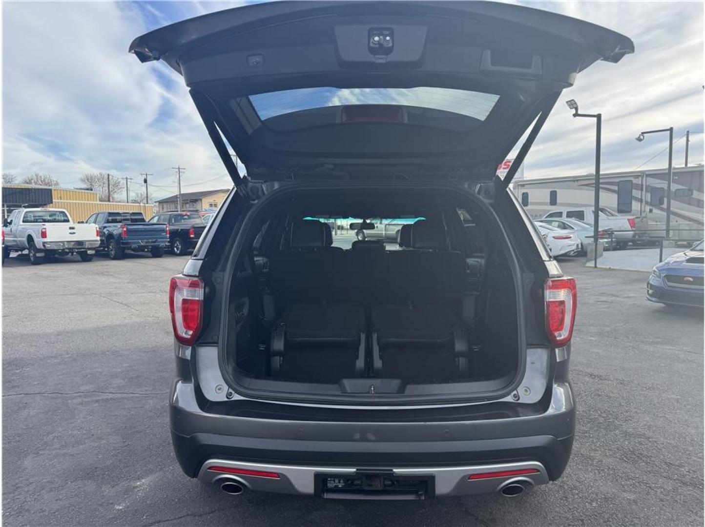 2017 Gray /No Color Ford Explorer (1FM5K8F88HG) with an V6, 3.5 Liter engine, Auto, 6-Spd SelectShift transmission, located at 607 W Columbia Drive, Kennewick, WA, 99336, (509) 987-1069, 46.216743, -119.126404 - Photo#4