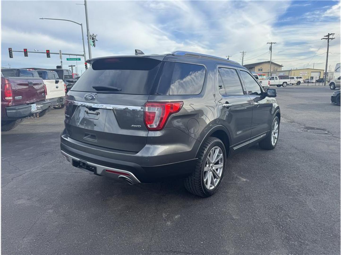 2017 Gray /No Color Ford Explorer (1FM5K8F88HG) with an V6, 3.5 Liter engine, Auto, 6-Spd SelectShift transmission, located at 607 W Columbia Drive, Kennewick, WA, 99336, (509) 987-1069, 46.216743, -119.126404 - Photo#5