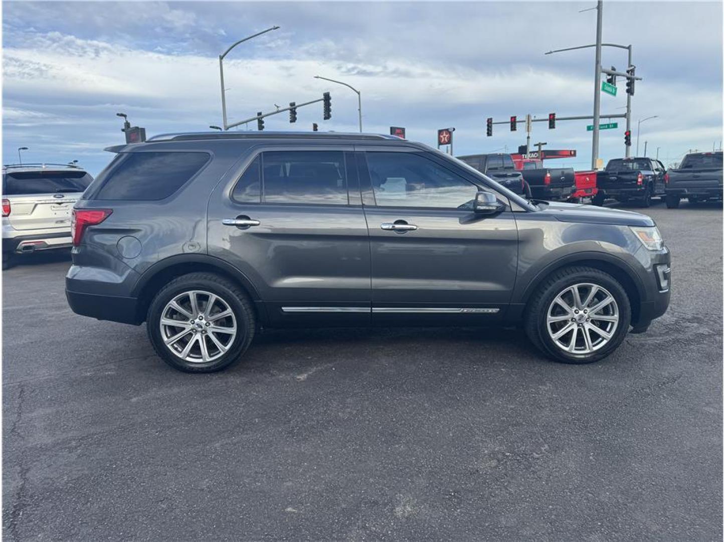 2017 Gray /No Color Ford Explorer (1FM5K8F88HG) with an V6, 3.5 Liter engine, Auto, 6-Spd SelectShift transmission, located at 607 W Columbia Drive, Kennewick, WA, 99336, (509) 987-1069, 46.216743, -119.126404 - Photo#6