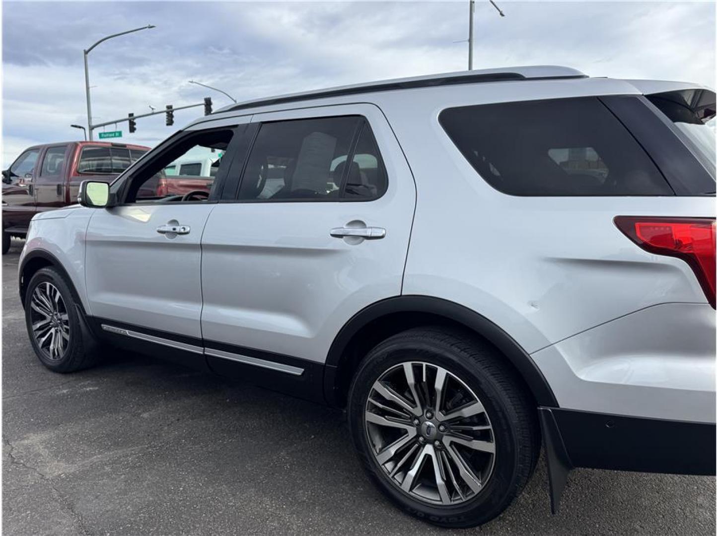 2017 Silver /No Color Ford Explorer (1FM5K8HT0HG) with an V6, EcoBoost, TT, 3.5L engine, Auto, 6-Spd SelectShift transmission, located at 607 W Columbia Drive, Kennewick, WA, 99336, (509) 987-1069, 46.216743, -119.126404 - Photo#1