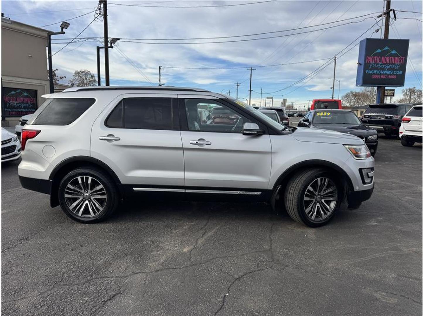 2017 Silver /No Color Ford Explorer (1FM5K8HT0HG) with an V6, EcoBoost, TT, 3.5L engine, Auto, 6-Spd SelectShift transmission, located at 607 W Columbia Drive, Kennewick, WA, 99336, (509) 987-1069, 46.216743, -119.126404 - Photo#3