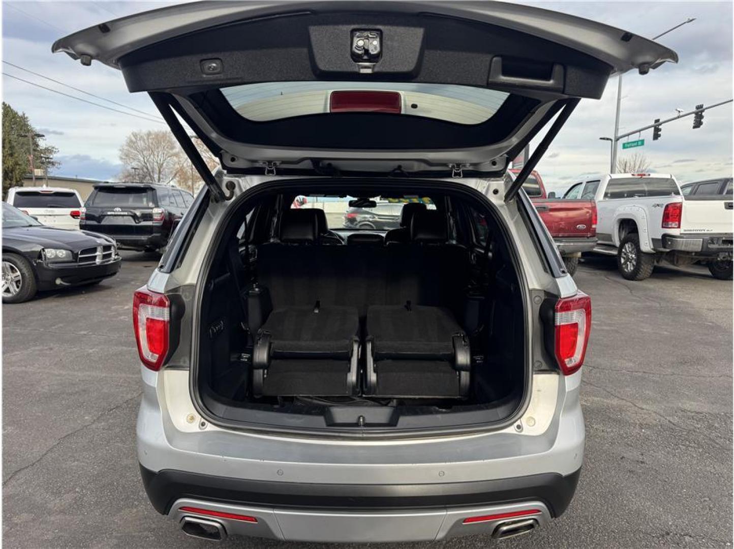 2017 Silver /No Color Ford Explorer (1FM5K8HT0HG) with an V6, EcoBoost, TT, 3.5L engine, Auto, 6-Spd SelectShift transmission, located at 607 W Columbia Drive, Kennewick, WA, 99336, (509) 987-1069, 46.216743, -119.126404 - Photo#6