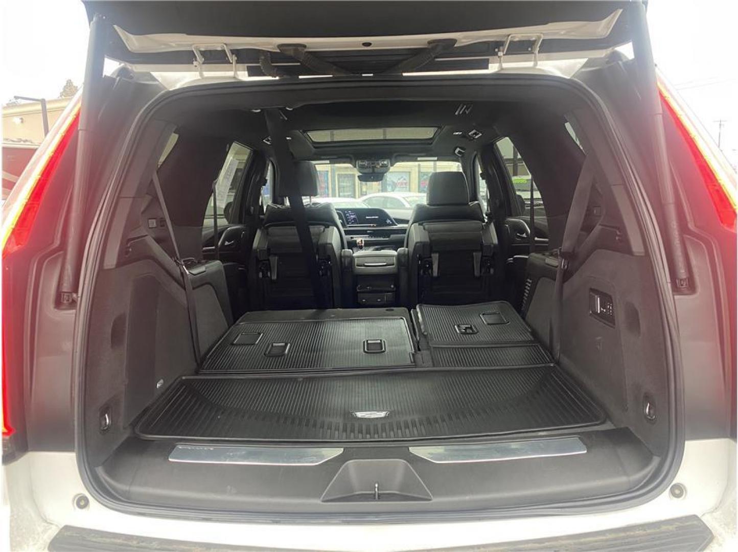 2022 White /No Color Cadillac Escalade (1GYS4FKT9NR) with an 6-Cyl, Turbo Diesel, 3.0 Liter engine, Automatic, 10-Spd w/Overdrive transmission, located at 607 W Columbia Drive, Kennewick, WA, 99336, (509) 987-1069, 46.216743, -119.126404 - Photo#7
