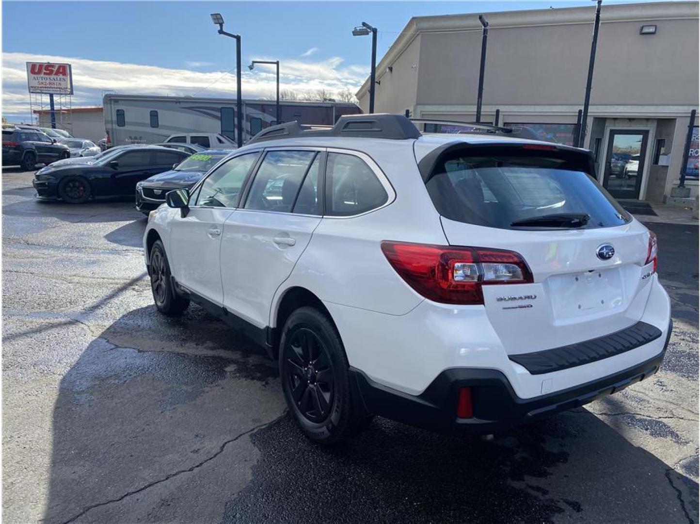 2018 White /No Color Subaru Outback (4S4BSAAC6J3) with an 4-Cyl, PZEV, 2.5 Liter engine, Auto, CVT Manual transmission, located at 607 W Columbia Drive, Kennewick, WA, 99336, (509) 987-1069, 46.216743, -119.126404 - Photo#3
