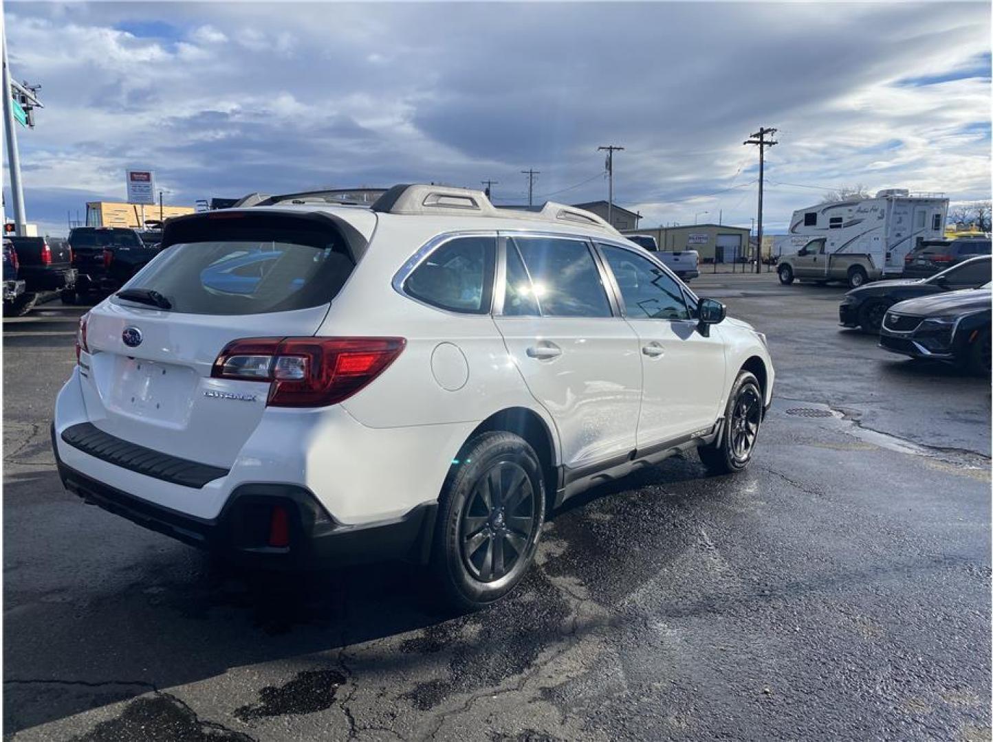 2018 White /No Color Subaru Outback (4S4BSAAC6J3) with an 4-Cyl, PZEV, 2.5 Liter engine, Auto, CVT Manual transmission, located at 607 W Columbia Drive, Kennewick, WA, 99336, (509) 987-1069, 46.216743, -119.126404 - Photo#5