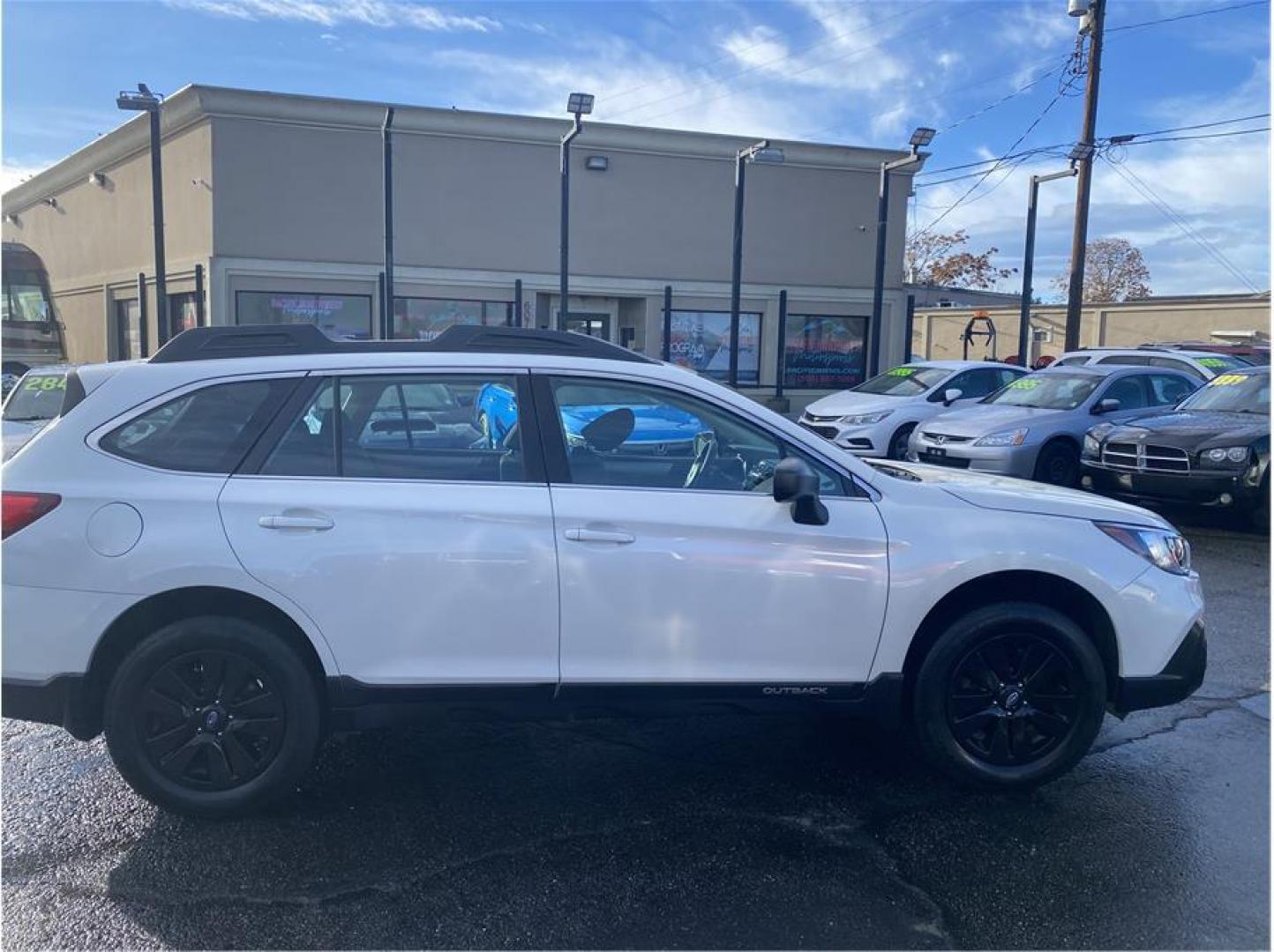 2018 White /No Color Subaru Outback (4S4BSAAC6J3) with an 4-Cyl, PZEV, 2.5 Liter engine, Auto, CVT Manual transmission, located at 607 W Columbia Drive, Kennewick, WA, 99336, (509) 987-1069, 46.216743, -119.126404 - Photo#6