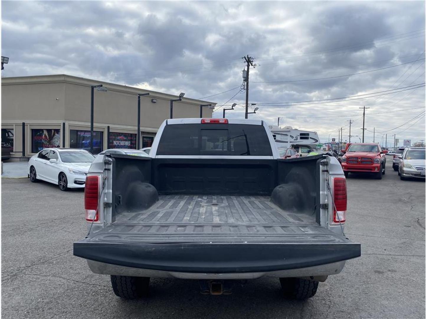 2013 Silver /No Color Ram 3500 Mega Cab (3C63R3NLXDG) with an 6-Cyl, Turbo Diesel, 6.7 Liter engine, Automatic, 6-Spd transmission, located at 607 W Columbia Drive, Kennewick, WA, 99336, (509) 987-1069, 46.216743, -119.126404 - Photo#6