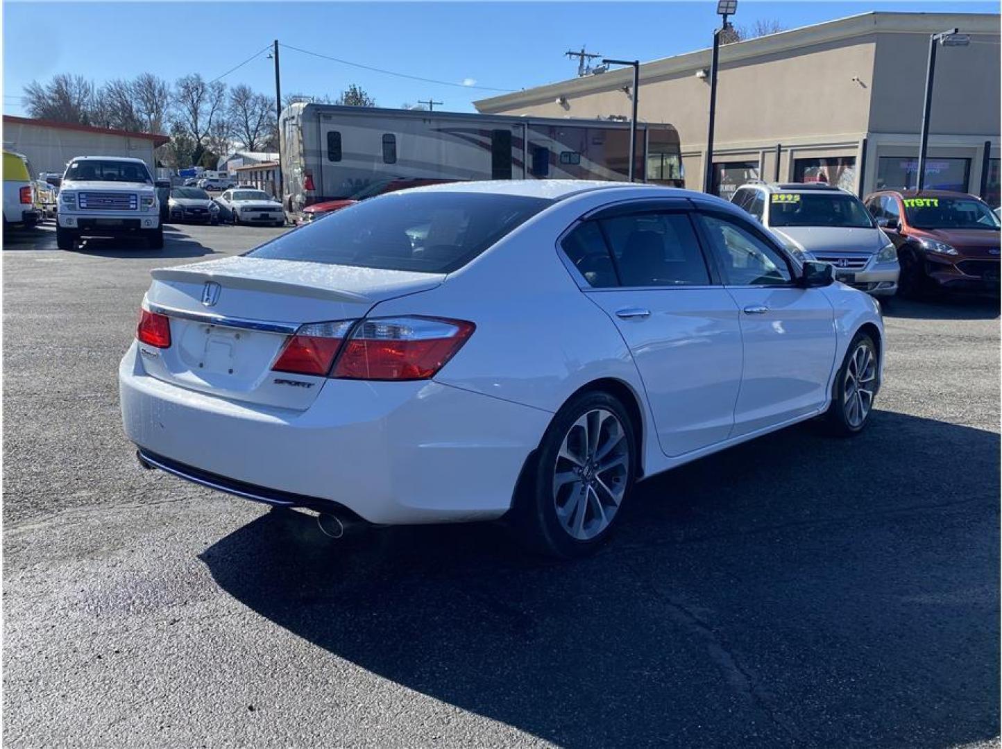 2015 White /No Color Honda Accord (1HGCR2F55FA) with an 4-Cyl, i-VTEC, 2.4 Liter engine, Auto, CVT w/Sport Mode transmission, located at 607 W Columbia Drive, Kennewick, WA, 99336, (509) 987-1069, 46.216743, -119.126404 - Photo#4