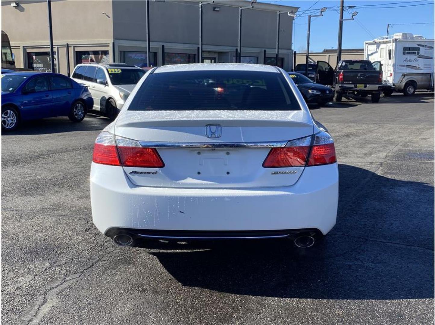 2015 White /No Color Honda Accord (1HGCR2F55FA) with an 4-Cyl, i-VTEC, 2.4 Liter engine, Auto, CVT w/Sport Mode transmission, located at 607 W Columbia Drive, Kennewick, WA, 99336, (509) 987-1069, 46.216743, -119.126404 - Photo#5