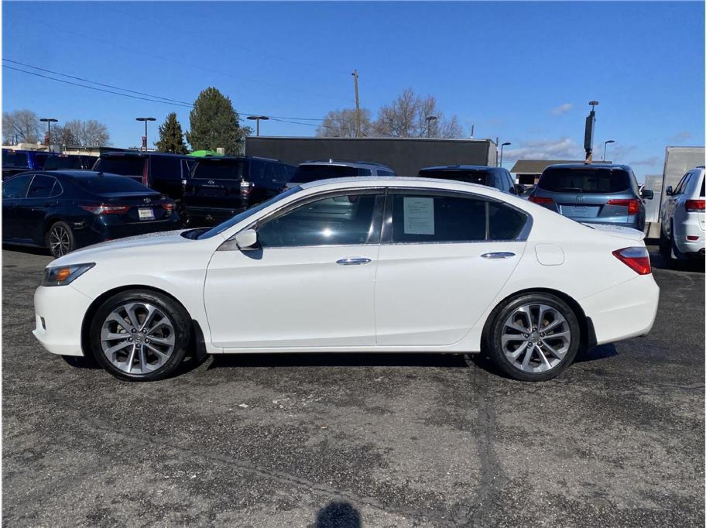2015 White /No Color Honda Accord (1HGCR2F55FA) with an 4-Cyl, i-VTEC, 2.4 Liter engine, Auto, CVT w/Sport Mode transmission, located at 607 W Columbia Drive, Kennewick, WA, 99336, (509) 987-1069, 46.216743, -119.126404 - Photo#7