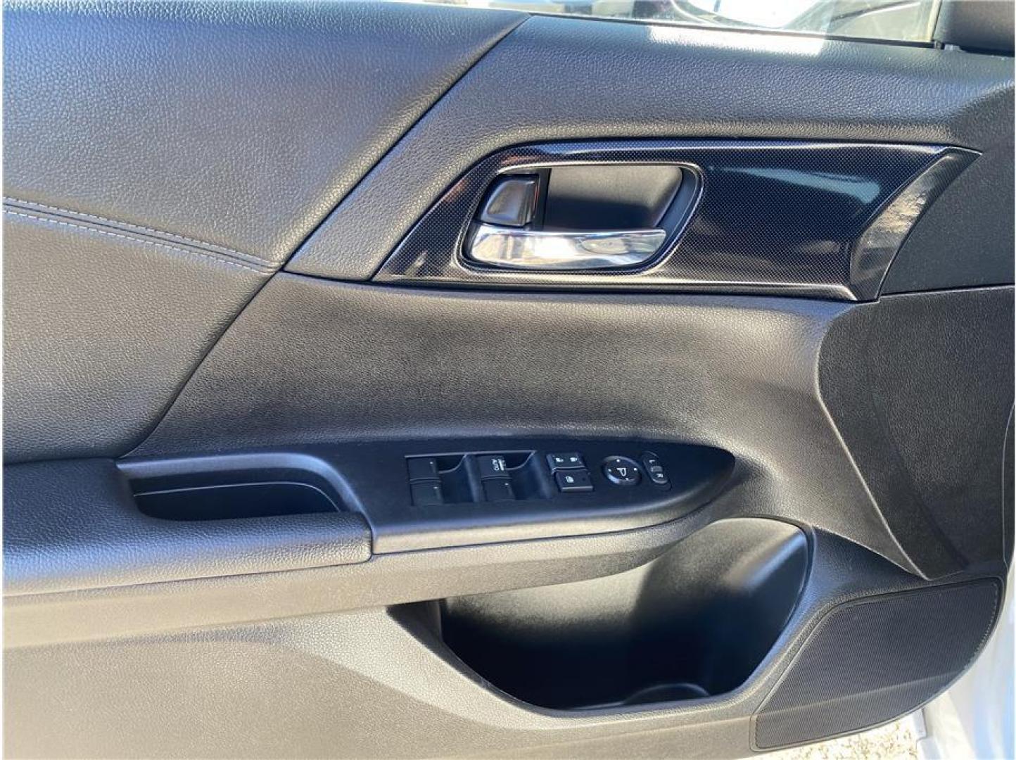 2015 White /No Color Honda Accord (1HGCR2F55FA) with an 4-Cyl, i-VTEC, 2.4 Liter engine, Auto, CVT w/Sport Mode transmission, located at 607 W Columbia Drive, Kennewick, WA, 99336, (509) 987-1069, 46.216743, -119.126404 - Photo#8