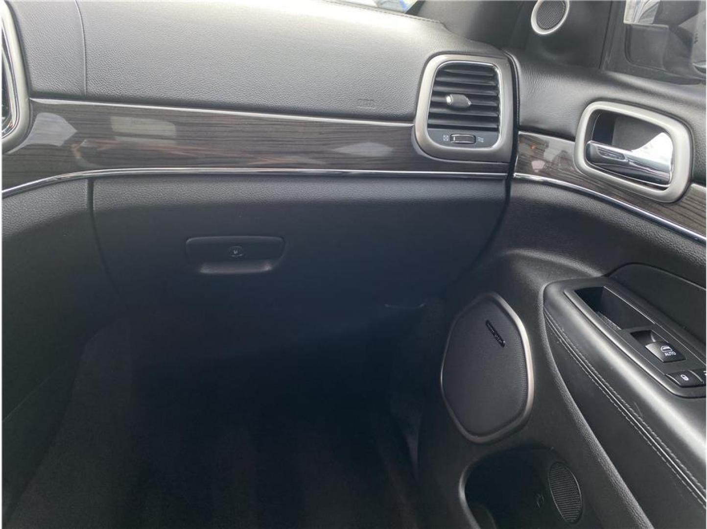 2018 White /No Color Jeep Grand Cherokee (1C4RJFCG2JC) with an V6, VVT, 3.6 Liter engine, Automatic, 8-Spd transmission, located at 607 W Columbia Drive, Kennewick, WA, 99336, (509) 987-1069, 46.216743, -119.126404 - Photo#17