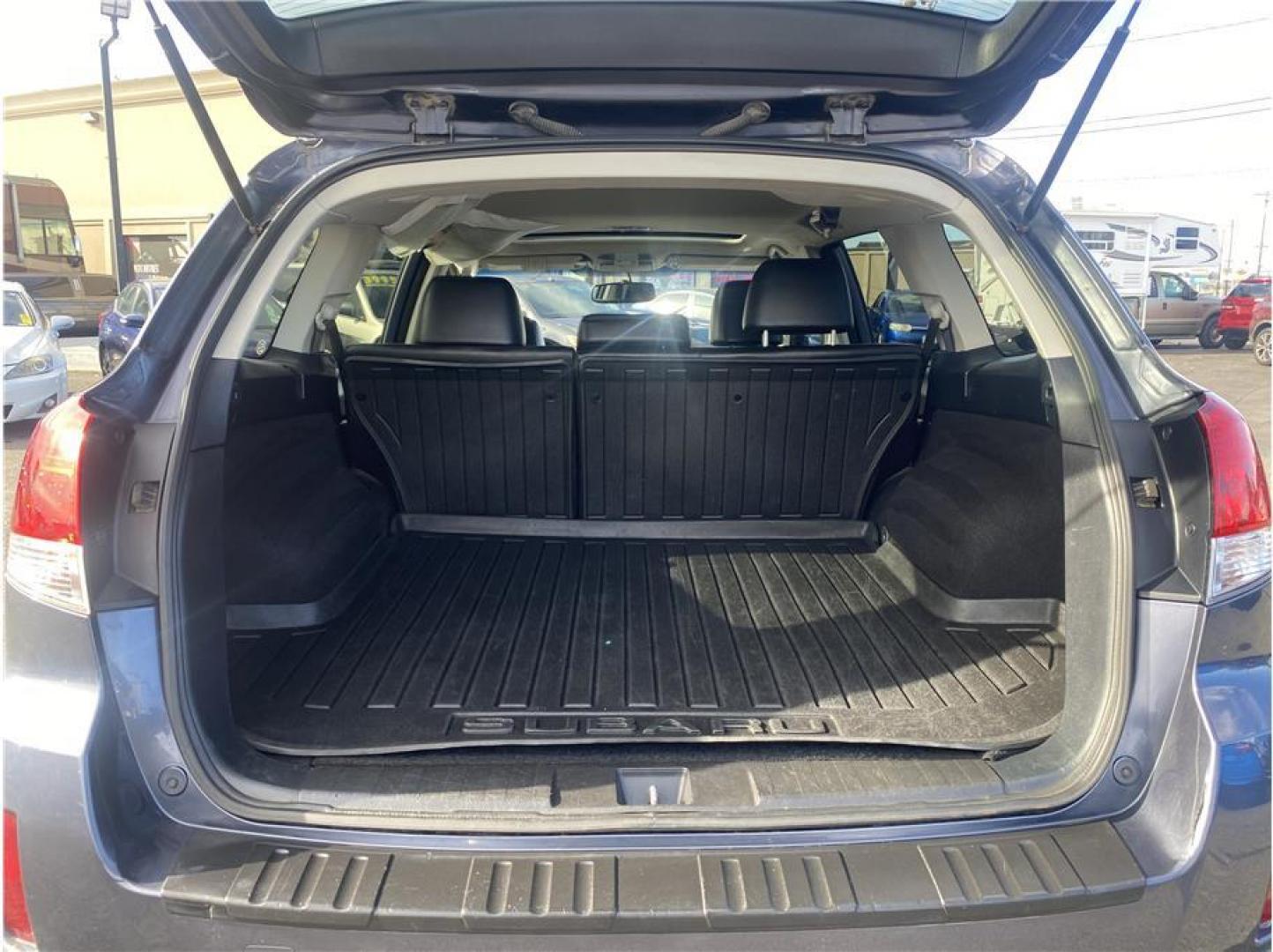 2014 Gray /No Color Subaru Outback (4S4BRBLC0E3) with an 4-Cyl, PZEV, 2.5 Liter engine, Automatic, CVT w/Manual Mode transmission, located at 607 W Columbia Drive, Kennewick, WA, 99336, (509) 987-1069, 46.216743, -119.126404 - Photo#6