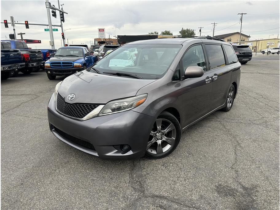 photo of 2015 Toyota Sienna 