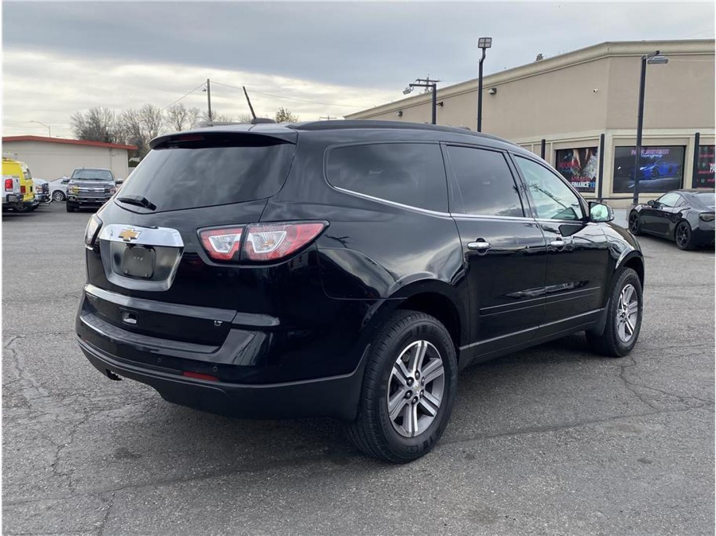 2017 Black /No Color Chevrolet Traverse (1GNKRGKD8HJ) with an V6, 3.6 Liter engine, Automatic, 6-Spd transmission, located at 607 W Columbia Drive, Kennewick, WA, 99336, (509) 987-1069, 46.216743, -119.126404 - Photo#4