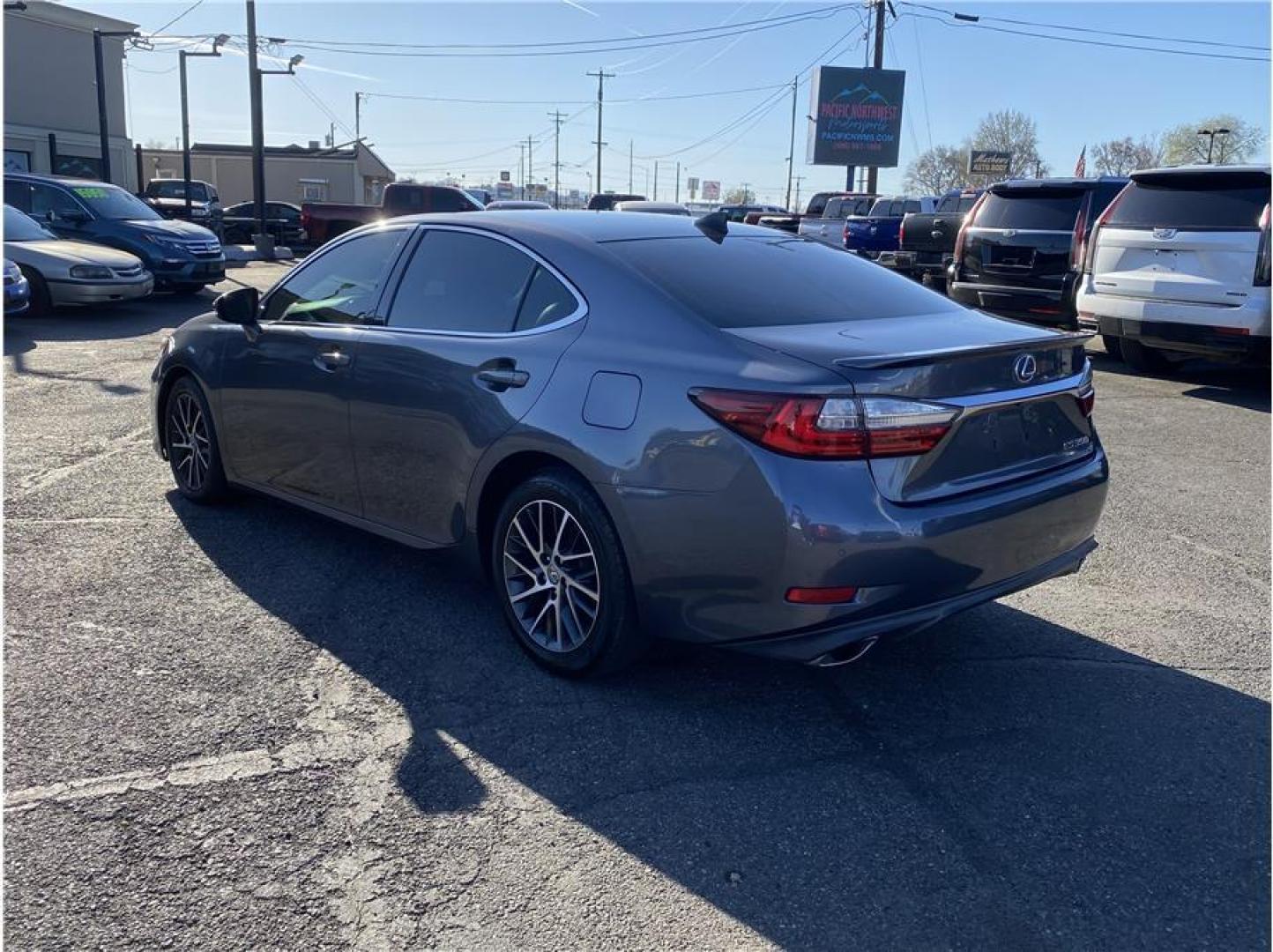 2017 Gray /No Color Lexus ES (58ABK1GG6HU) with an V6, 3.5 Liter engine, Auto, 6-Spd Seq Shft transmission, located at 607 W Columbia Drive, Kennewick, WA, 99336, (509) 987-1069, 46.216743, -119.126404 - Photo#4