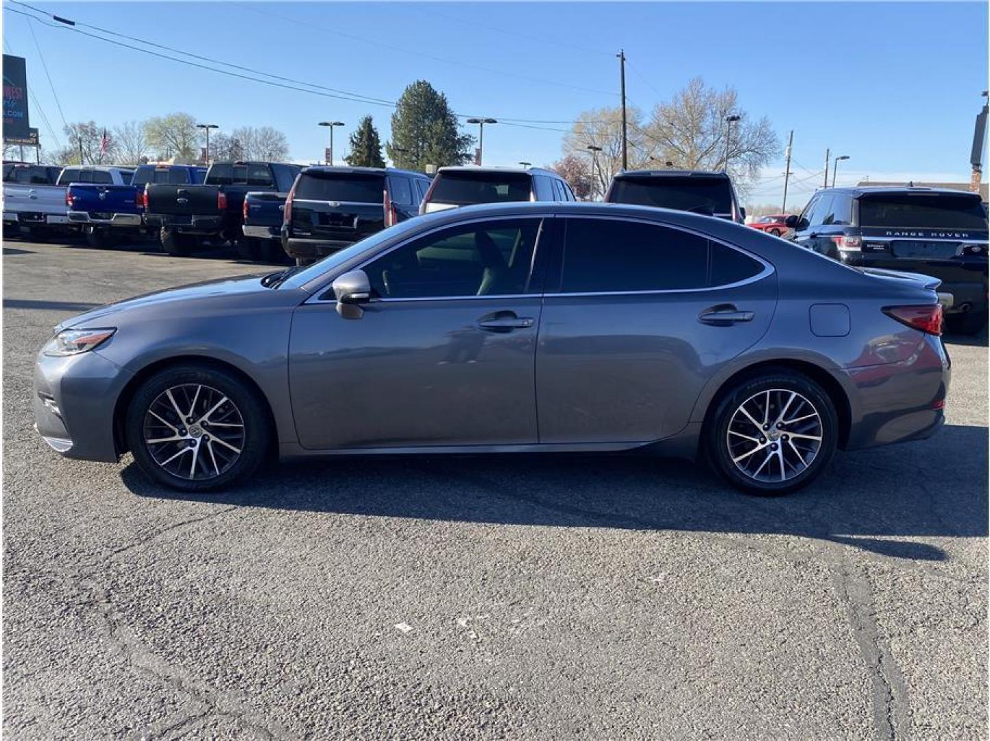 2017 Gray /No Color Lexus ES (58ABK1GG6HU) with an V6, 3.5 Liter engine, Auto, 6-Spd Seq Shft transmission, located at 607 W Columbia Drive, Kennewick, WA, 99336, (509) 987-1069, 46.216743, -119.126404 - Photo#9