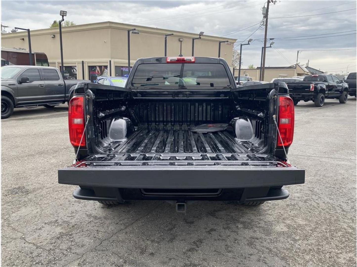 2016 Black /No Color Chevrolet Colorado Extended Cab WT (1GCHSCEA9G1) with an 4-Cyl, VVT, 2.5 Liter engine, Automatic, 6-Spd transmission, located at 607 W Columbia Drive, Kennewick, WA, 99336, (509) 987-1069, 46.216743, -119.126404 - The 2016 Chevrolet Colorado WT offers dependable performance, practical capability, and everyday efficiency in a midsize pickup truck. Powered by a reliable 2.5L 4-cylinder engine, this Colorado delivers a smooth driving experience while achieving an EPA-estimated 20 MPG city and 27 MPG highway, mak - Photo#6