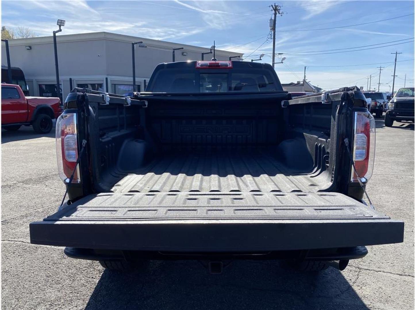 2017 Black /No Color GMC Canyon Crew Cab Denali (1GTP6EE17H1) with an 4-Cyl, Trbo Dsl, 2.8L engine, Automatic, 6-Spd transmission, located at 607 W Columbia Drive, Kennewick, WA, 99336, (509) 987-1069, 46.216743, -119.126404 - The 2017 GMC Canyon Denali Crew Cab 4x4 offers a premium blend of midsize truck capability, luxury, and efficiency. Powered by a durable 2.8L Duramax turbo-diesel engine, this Canyon delivers impressive torque and towing capability of up to 7,600 pounds when properly equipped, while maintaining exce - Photo#6