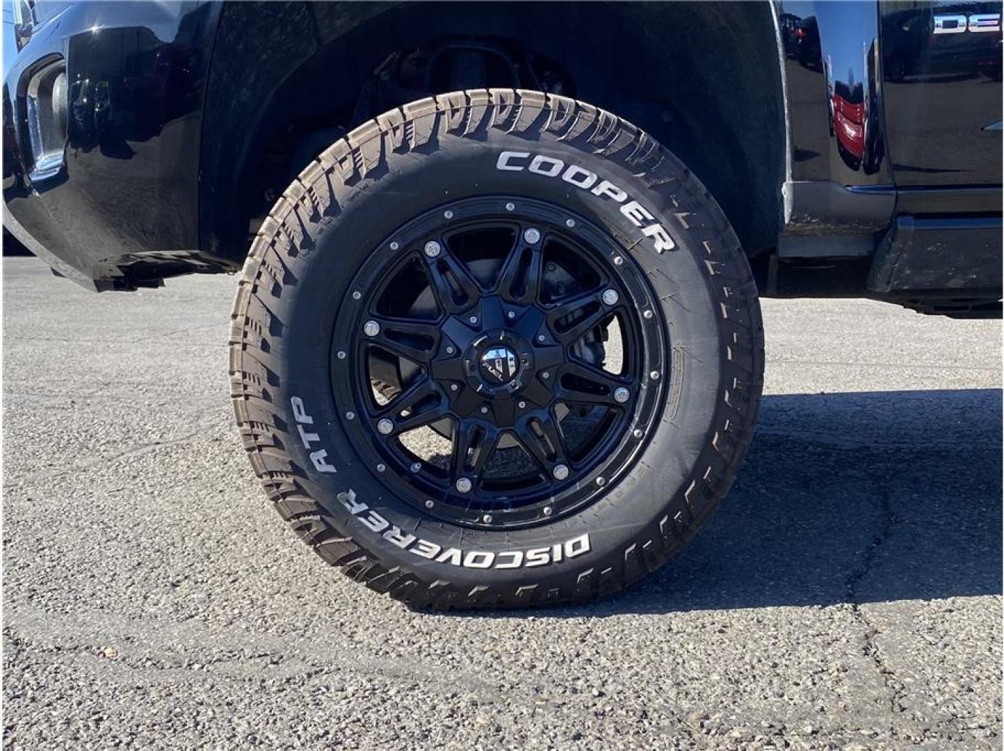 2017 Black /No Color GMC Canyon Crew Cab Denali (1GTP6EE17H1) with an 4-Cyl, Trbo Dsl, 2.8L engine, Automatic, 6-Spd transmission, located at 607 W Columbia Drive, Kennewick, WA, 99336, (509) 987-1069, 46.216743, -119.126404 - The 2017 GMC Canyon Denali Crew Cab 4x4 offers a premium blend of midsize truck capability, luxury, and efficiency. Powered by a durable 2.8L Duramax turbo-diesel engine, this Canyon delivers impressive torque and towing capability of up to 7,600 pounds when properly equipped, while maintaining exce - Photo#9