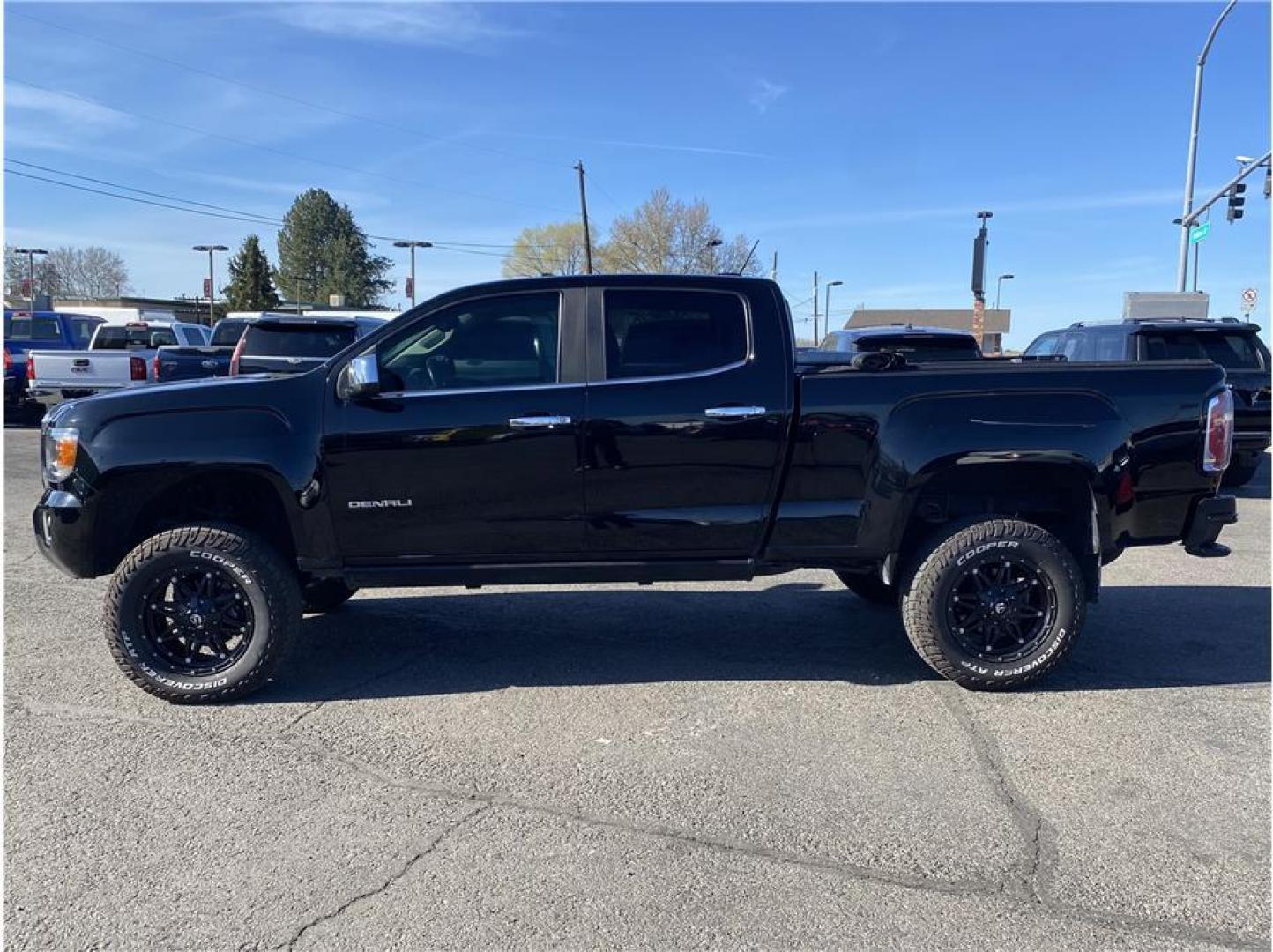 2017 Black /No Color GMC Canyon Crew Cab Denali (1GTP6EE17H1) with an 4-Cyl, Trbo Dsl, 2.8L engine, Automatic, 6-Spd transmission, located at 607 W Columbia Drive, Kennewick, WA, 99336, (509) 987-1069, 46.216743, -119.126404 - The 2017 GMC Canyon Denali Crew Cab 4x4 offers a premium blend of midsize truck capability, luxury, and efficiency. Powered by a durable 2.8L Duramax turbo-diesel engine, this Canyon delivers impressive torque and towing capability of up to 7,600 pounds when properly equipped, while maintaining exce - Photo#10