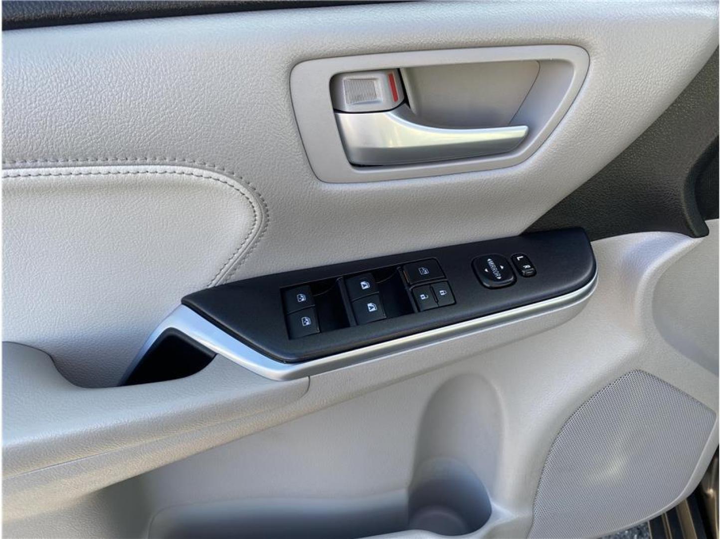 2015 Gray /No Color Toyota Camry (4T1BD1FK4FU) with an 4-Cyl, Hybrid, 2.5 Liter engine, Automatic, CVT transmission, located at 607 W Columbia Drive, Kennewick, WA, 99336, (509) 987-1069, 46.216743, -119.126404 - Photo#9