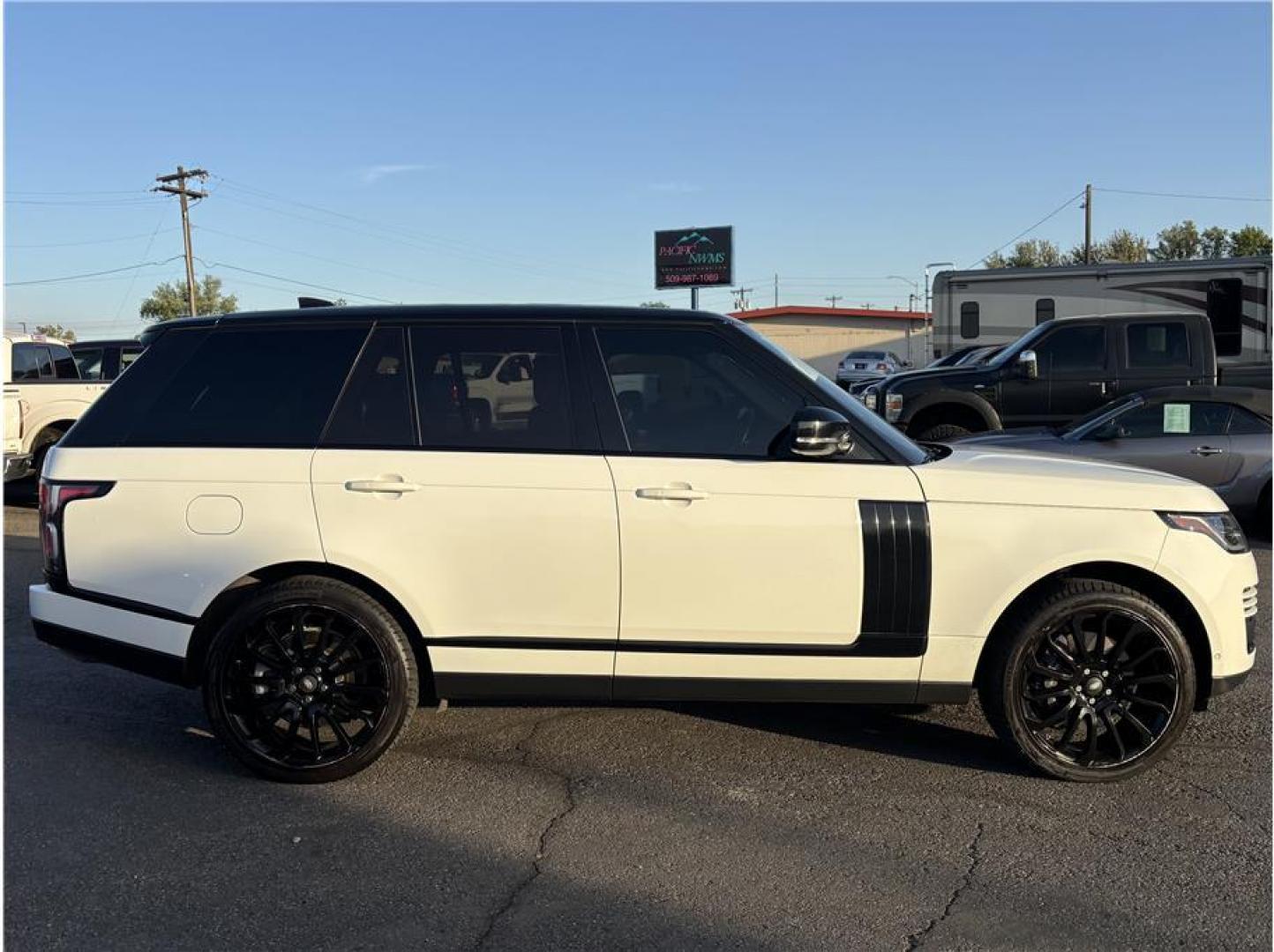 2018 White /No Color Land Rover Range Rover (SALGS2SV9JA) with an V6, Supercharged, 3.0 Liter engine, Automatic, 8-Spd transmission, located at 607 W Columbia Drive, Kennewick, WA, 99336, (509) 987-1069, 46.216743, -119.126404- Photo#3