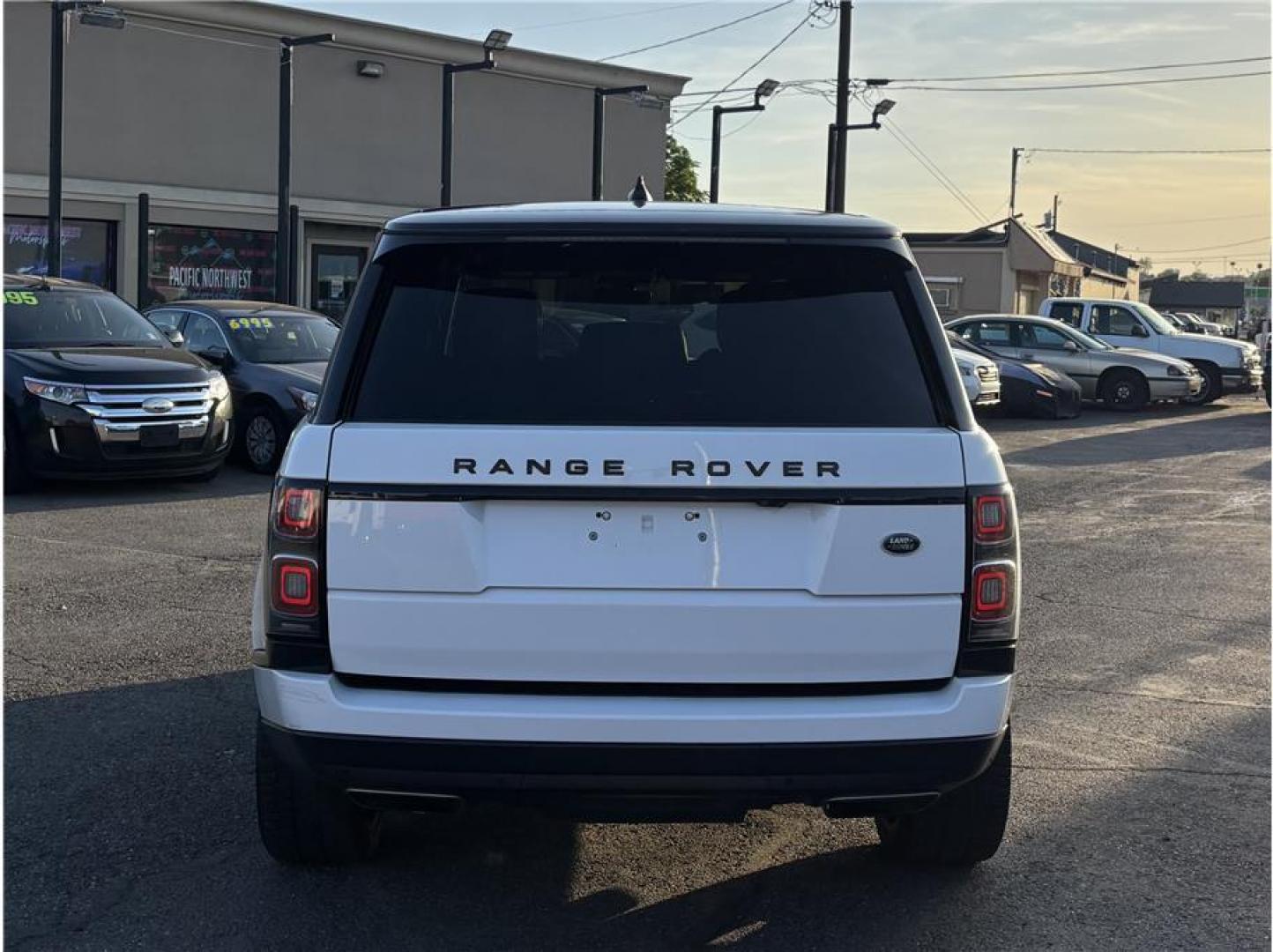 2018 White /No Color Land Rover Range Rover (SALGS2SV9JA) with an V6, Supercharged, 3.0 Liter engine, Automatic, 8-Spd transmission, located at 607 W Columbia Drive, Kennewick, WA, 99336, (509) 987-1069, 46.216743, -119.126404- Photo#5