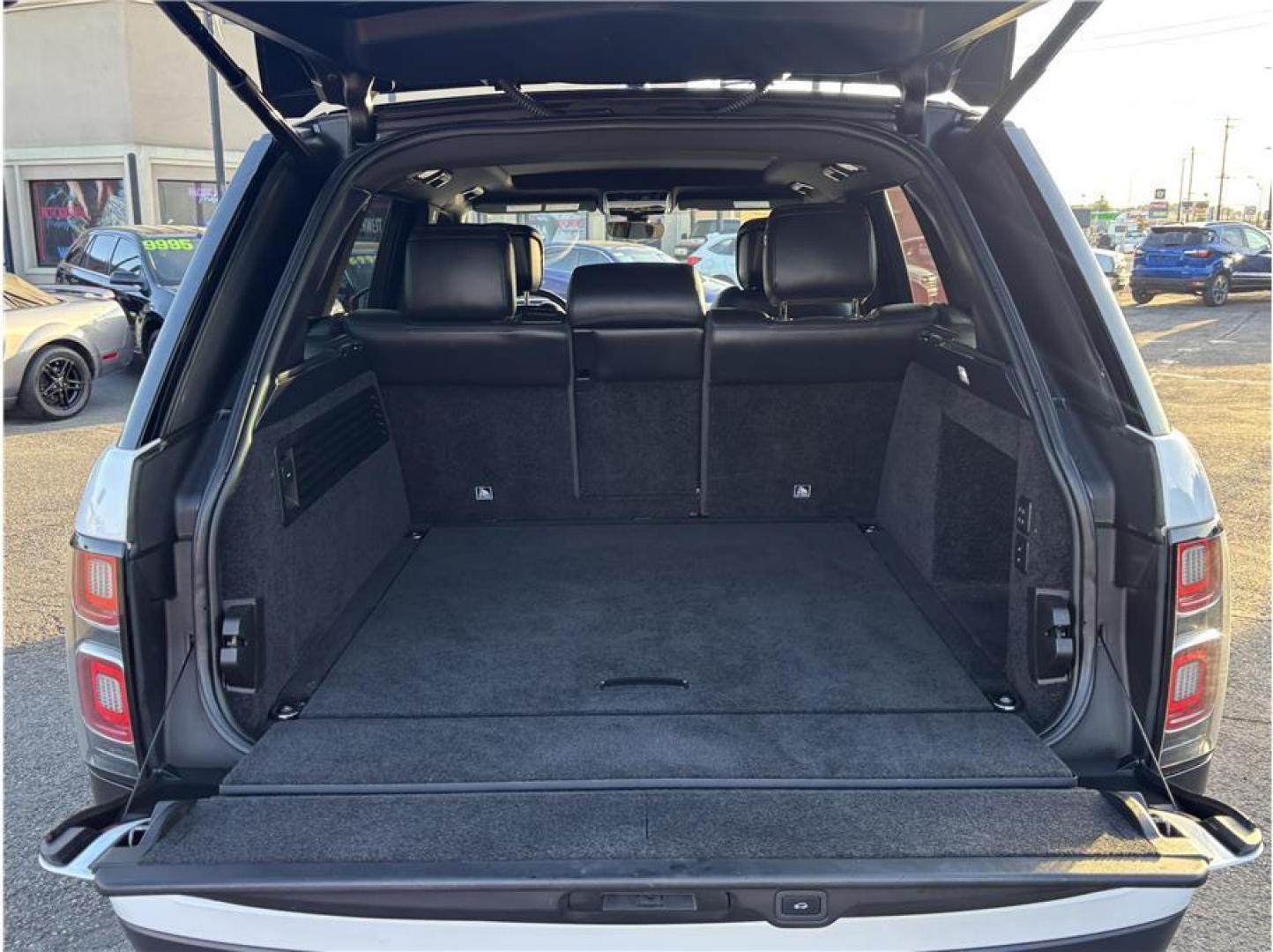 2018 White /No Color Land Rover Range Rover (SALGS2SV9JA) with an V6, Supercharged, 3.0 Liter engine, Automatic, 8-Spd transmission, located at 607 W Columbia Drive, Kennewick, WA, 99336, (509) 987-1069, 46.216743, -119.126404- Photo#6