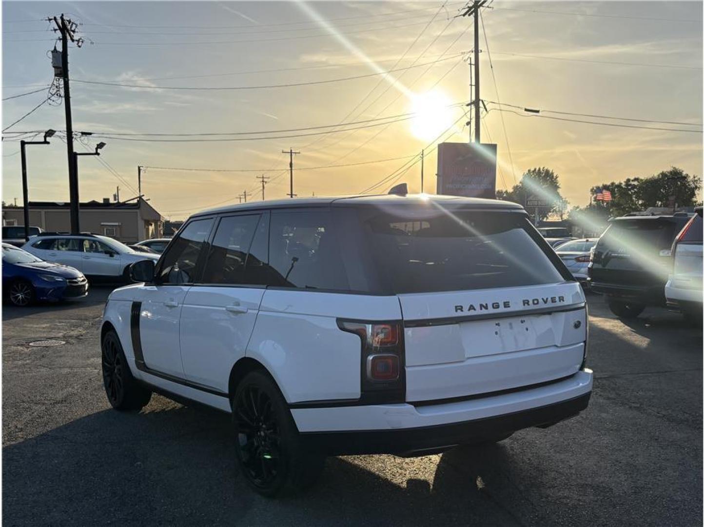 2018 White /No Color Land Rover Range Rover (SALGS2SV9JA) with an V6, Supercharged, 3.0 Liter engine, Automatic, 8-Spd transmission, located at 607 W Columbia Drive, Kennewick, WA, 99336, (509) 987-1069, 46.216743, -119.126404- Photo#7