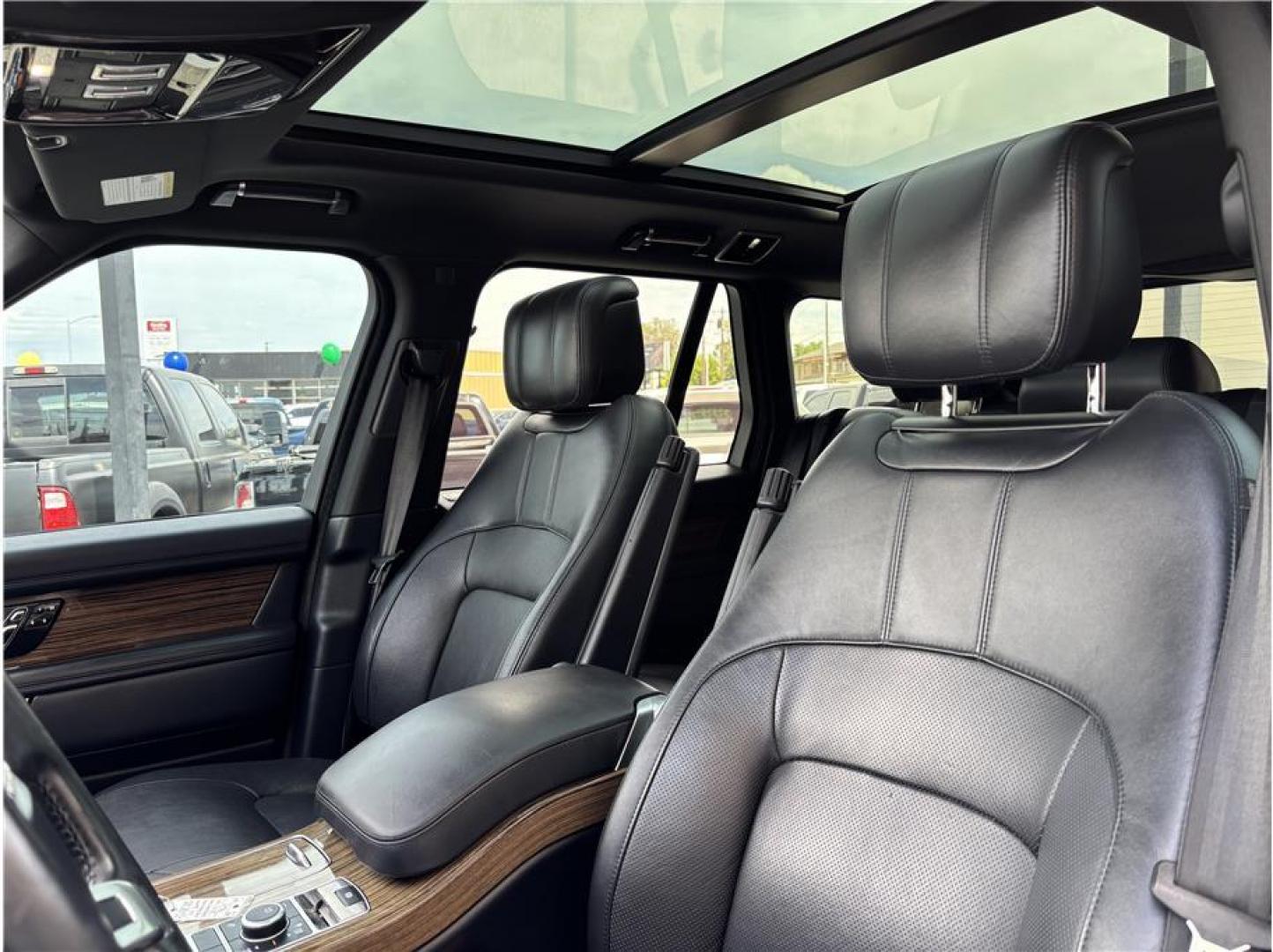 2018 White /No Color Land Rover Range Rover (SALGS2SV9JA) with an V6, Supercharged, 3.0 Liter engine, Automatic, 8-Spd transmission, located at 607 W Columbia Drive, Kennewick, WA, 99336, (509) 987-1069, 46.216743, -119.126404- Photo#10