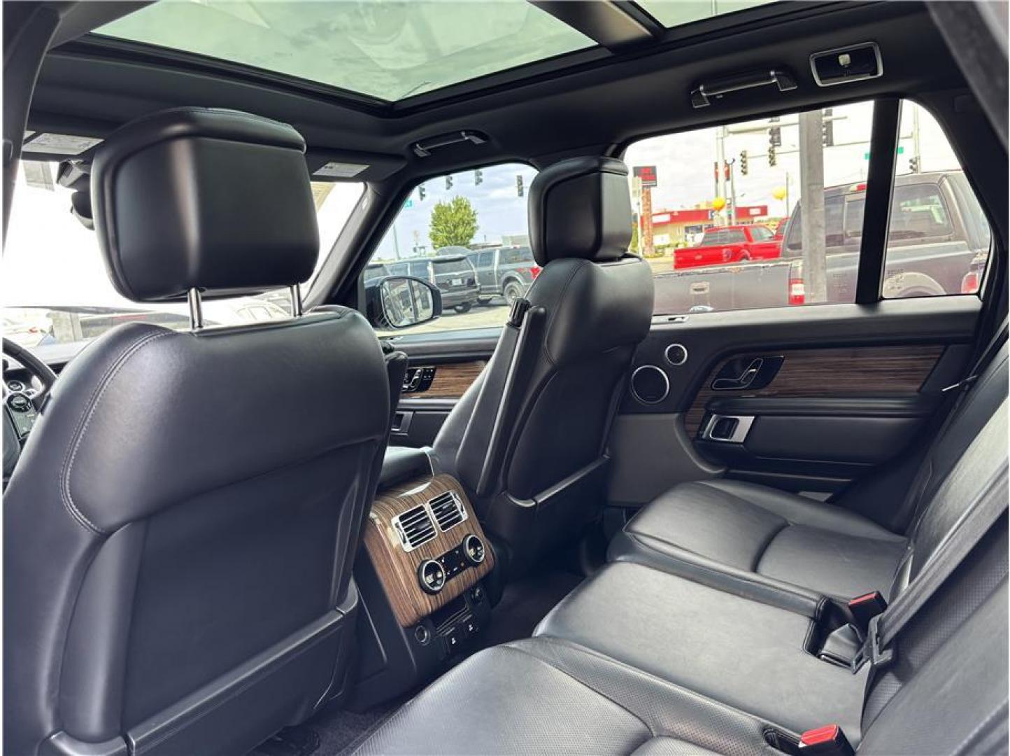 2018 White /No Color Land Rover Range Rover (SALGS2SV9JA) with an V6, Supercharged, 3.0 Liter engine, Automatic, 8-Spd transmission, located at 607 W Columbia Drive, Kennewick, WA, 99336, (509) 987-1069, 46.216743, -119.126404- Photo#16