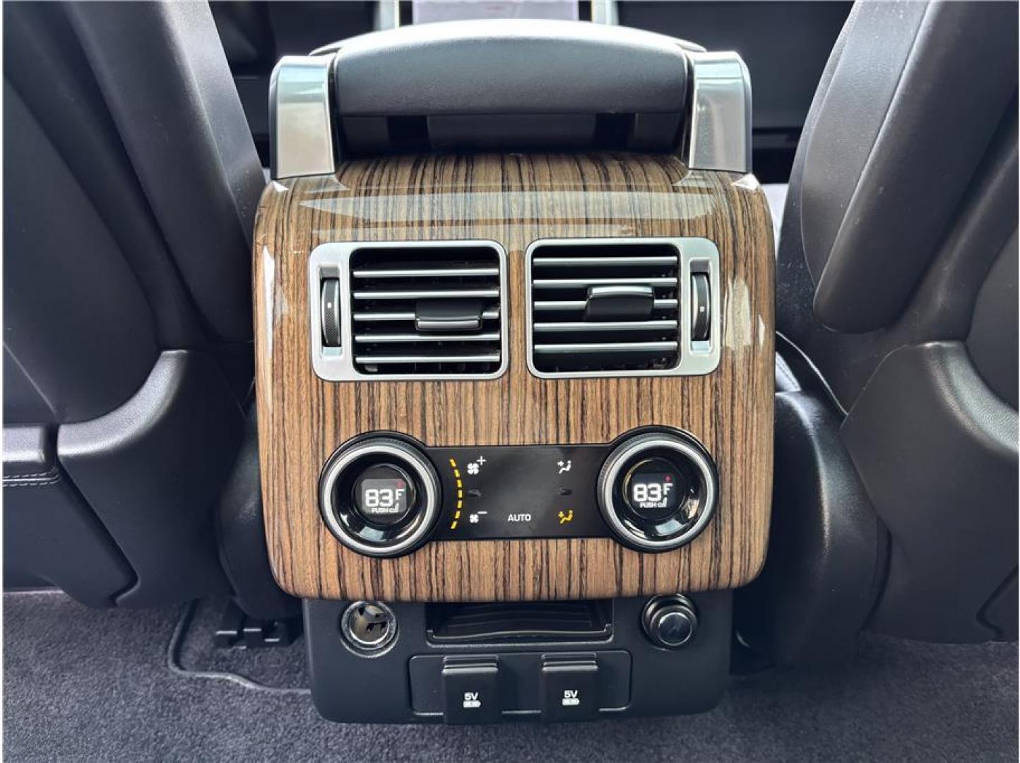 2018 White /No Color Land Rover Range Rover (SALGS2SV9JA) with an V6, Supercharged, 3.0 Liter engine, Automatic, 8-Spd transmission, located at 607 W Columbia Drive, Kennewick, WA, 99336, (509) 987-1069, 46.216743, -119.126404- Photo#17