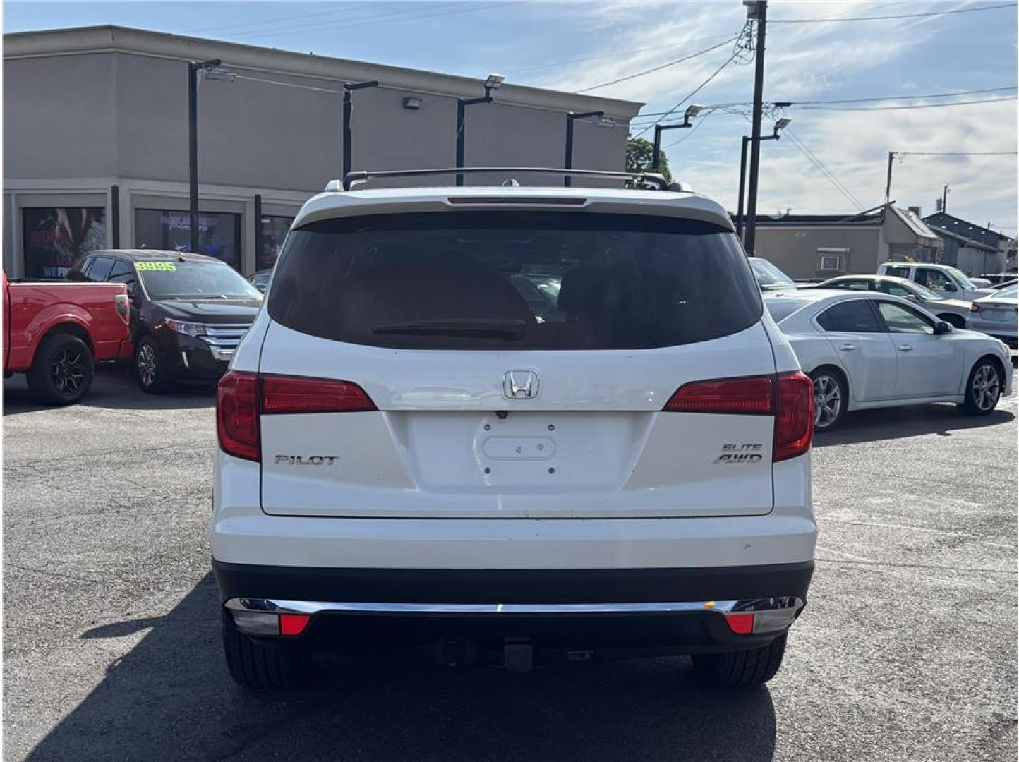 2017 White /No Color Honda Pilot (5FNYF6H08HB) with an V6, i-VTEC, 3.5 Liter engine, Automatic, 9-Spd transmission, located at 607 W Columbia Drive, Kennewick, WA, 99336, (509) 987-1069, 46.216743, -119.126404 - Photo#5