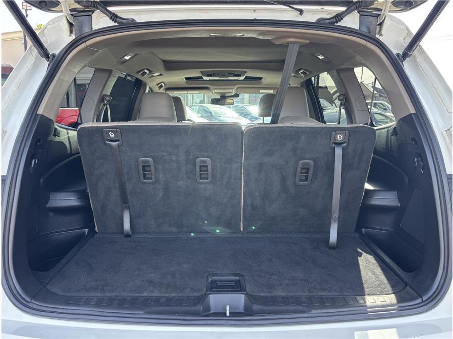 2017 White /No Color Honda Pilot (5FNYF6H08HB) with an V6, i-VTEC, 3.5 Liter engine, Automatic, 9-Spd transmission, located at 607 W Columbia Drive, Kennewick, WA, 99336, (509) 987-1069, 46.216743, -119.126404 - Photo#6