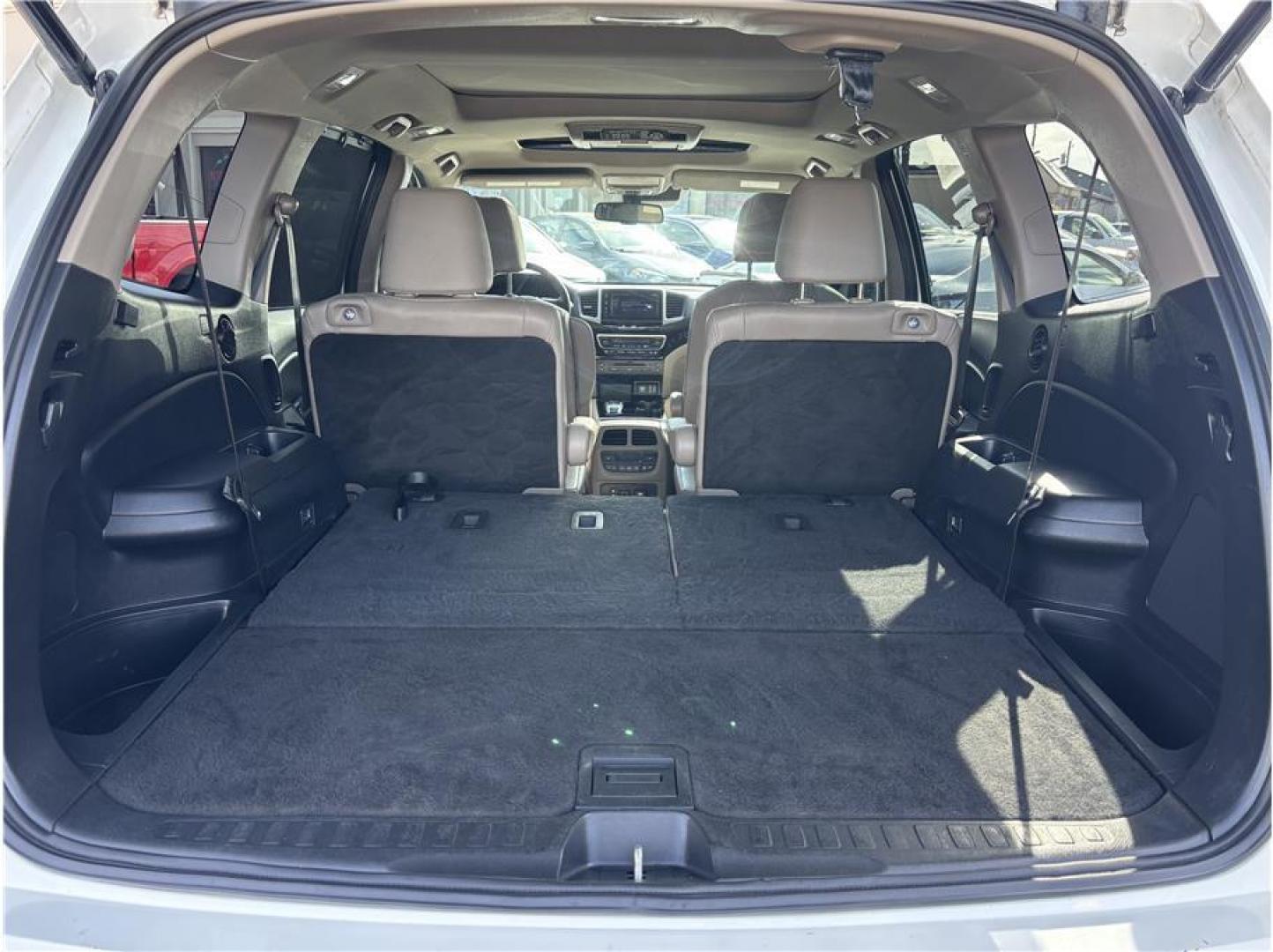 2017 White /No Color Honda Pilot (5FNYF6H08HB) with an V6, i-VTEC, 3.5 Liter engine, Automatic, 9-Spd transmission, located at 607 W Columbia Drive, Kennewick, WA, 99336, (509) 987-1069, 46.216743, -119.126404 - Photo#7