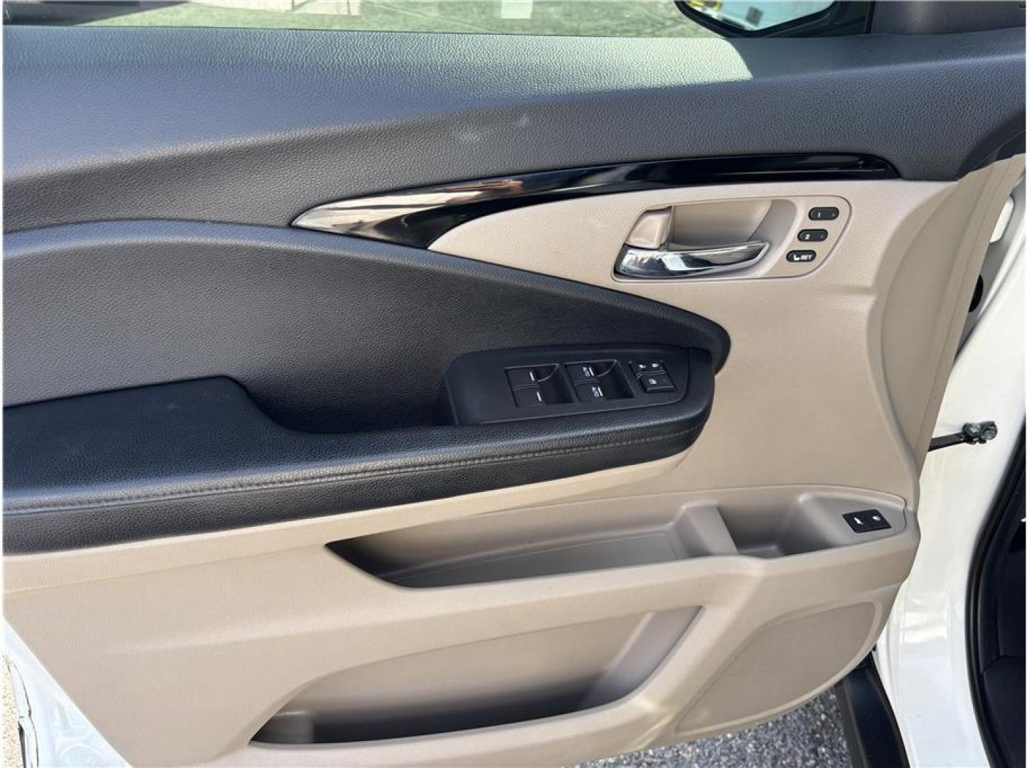 2017 White /No Color Honda Pilot (5FNYF6H08HB) with an V6, i-VTEC, 3.5 Liter engine, Automatic, 9-Spd transmission, located at 607 W Columbia Drive, Kennewick, WA, 99336, (509) 987-1069, 46.216743, -119.126404 - Photo#10