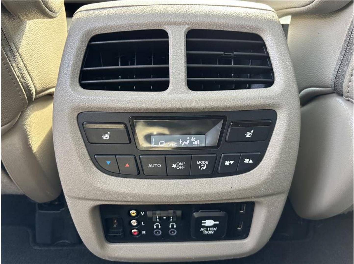 2017 White /No Color Honda Pilot (5FNYF6H08HB) with an V6, i-VTEC, 3.5 Liter engine, Automatic, 9-Spd transmission, located at 607 W Columbia Drive, Kennewick, WA, 99336, (509) 987-1069, 46.216743, -119.126404 - Photo#18