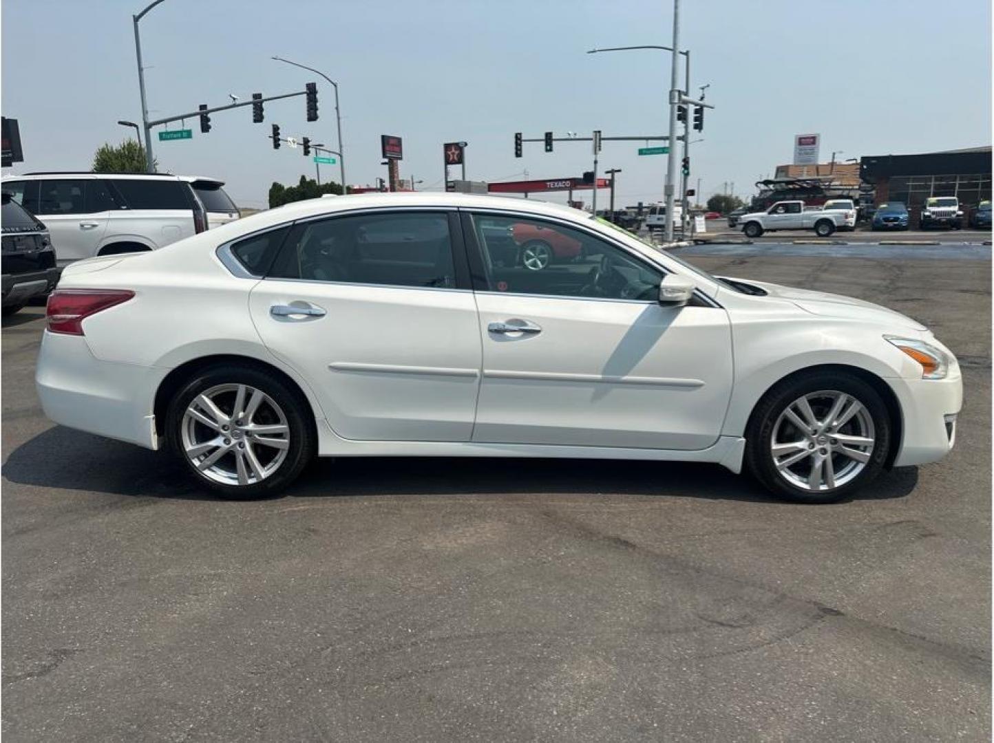 2013 White /No Color Nissan Altima (1N4BL3AP3DN) with an V6, 3.5 Liter engine, Automatic, Xtronic CVT transmission, located at 607 W Columbia Drive, Kennewick, WA, 99336, (509) 987-1069, 46.216743, -119.126404- Photo#5