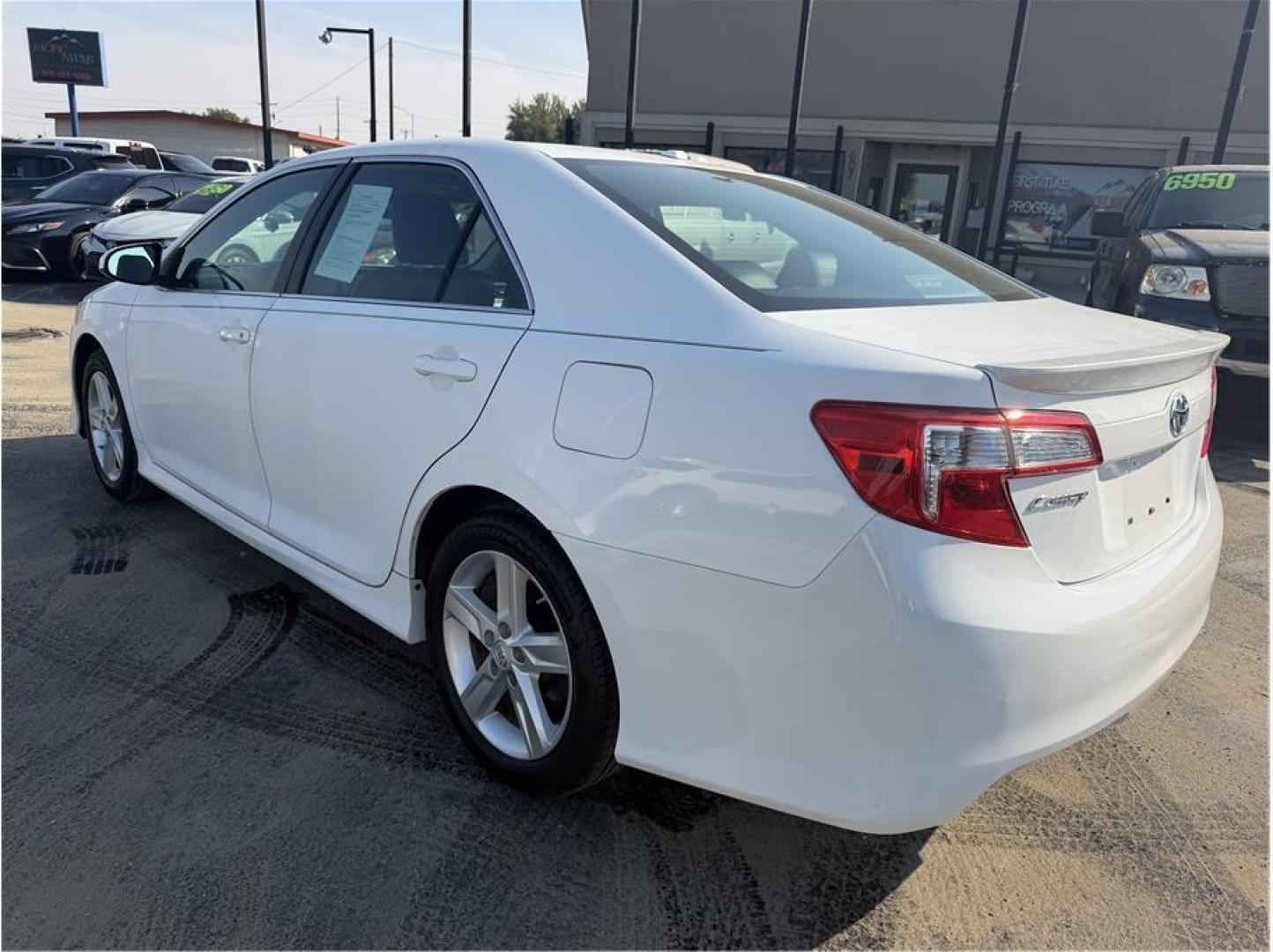 2014 White /No Color Toyota Camry (4T1BF1FK4EU) with an 4-Cyl, 2.5 Liter engine, Automatic, 6-Spd transmission, located at 607 W Columbia Drive, Kennewick, WA, 99336, (509) 987-1069, 46.216743, -119.126404- Photo#2