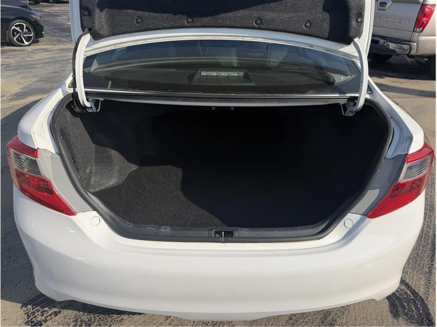 2014 White /No Color Toyota Camry (4T1BF1FK4EU) with an 4-Cyl, 2.5 Liter engine, Automatic, 6-Spd transmission, located at 607 W Columbia Drive, Kennewick, WA, 99336, (509) 987-1069, 46.216743, -119.126404- Photo#18