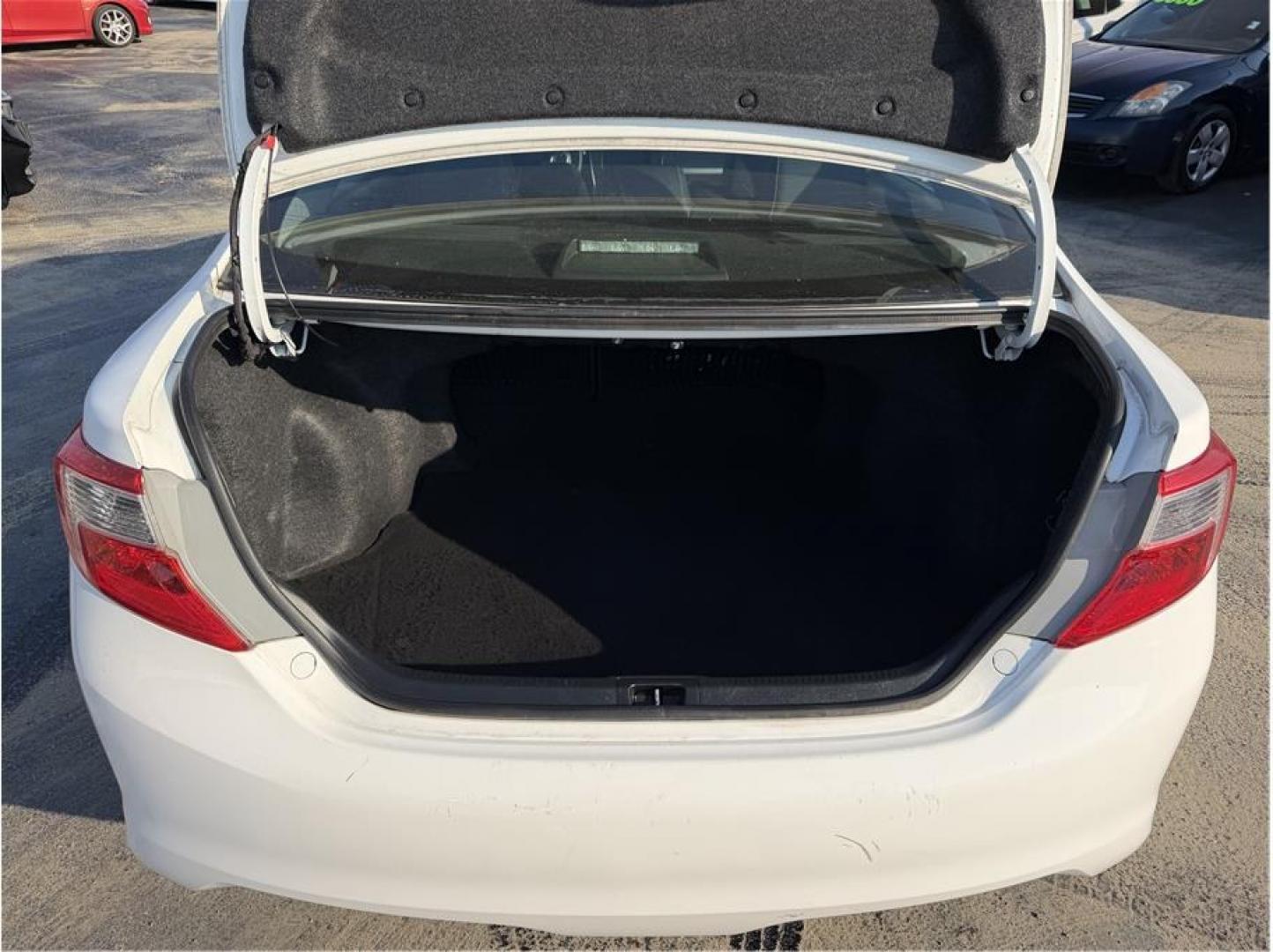 2013 White /No Color Toyota Camry (4T1BF1FK7DU) with an 4-Cyl, 2.5 Liter engine, Automatic, 6-Spd transmission, located at 607 W Columbia Drive, Kennewick, WA, 99336, (509) 987-1069, 46.216743, -119.126404- Photo#16