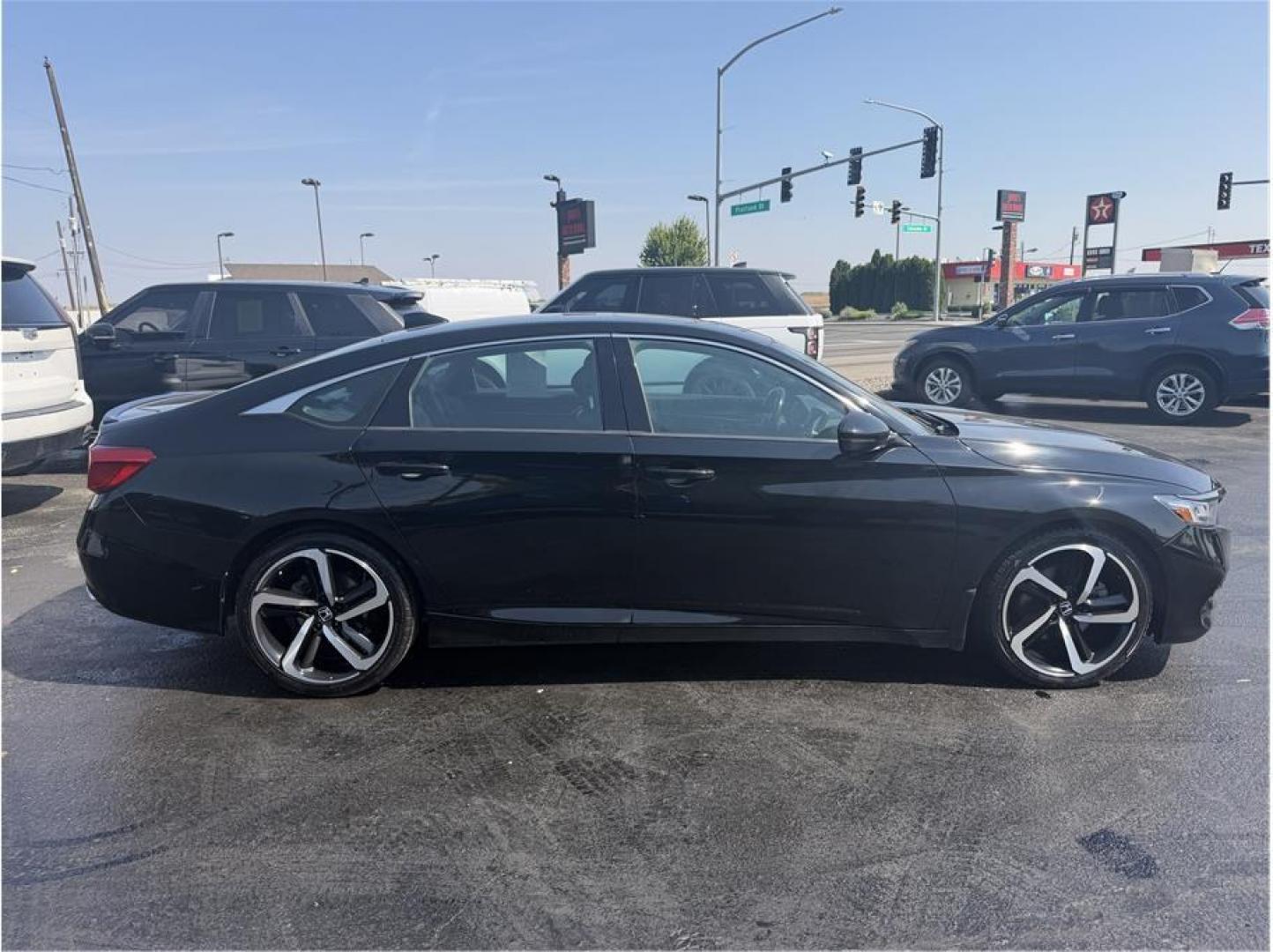 2020 Black /No Color Honda Accord (1HGCV2F32LA) with an 4-Cyl, VTEC, Turbo, 2.0 Liter engine, Automatic, 10-Spd transmission, located at 607 W Columbia Drive, Kennewick, WA, 99336, (509) 987-1069, 46.216743, -119.126404- Photo#5