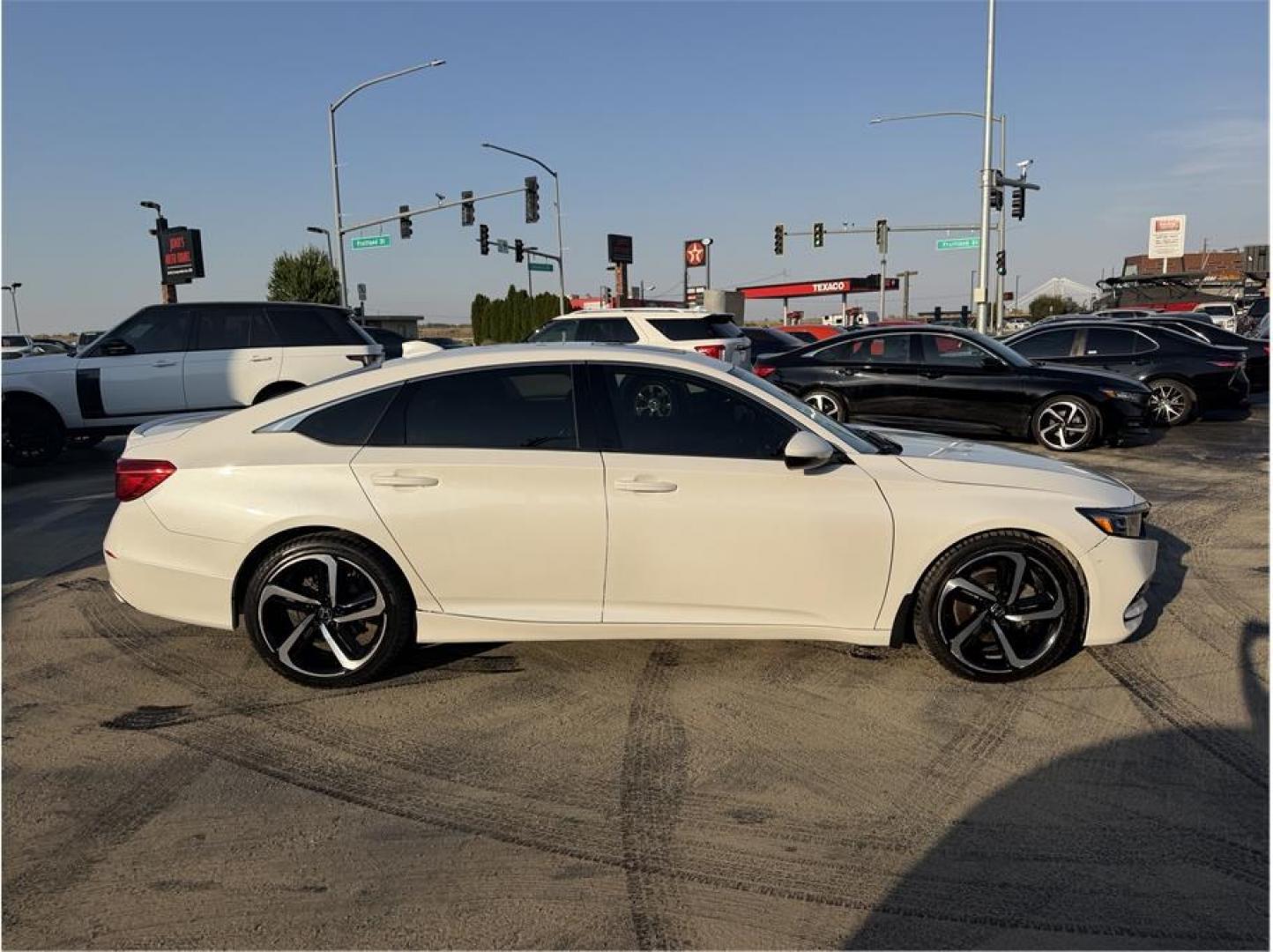 2019 White /No Color Honda Accord (1HGCV2F32KA) with an 4-Cyl, VTEC, Turbo, 2.0 Liter engine, Automatic, 10-Spd transmission, located at 607 W Columbia Drive, Kennewick, WA, 99336, (509) 987-1069, 46.216743, -119.126404- Photo#5