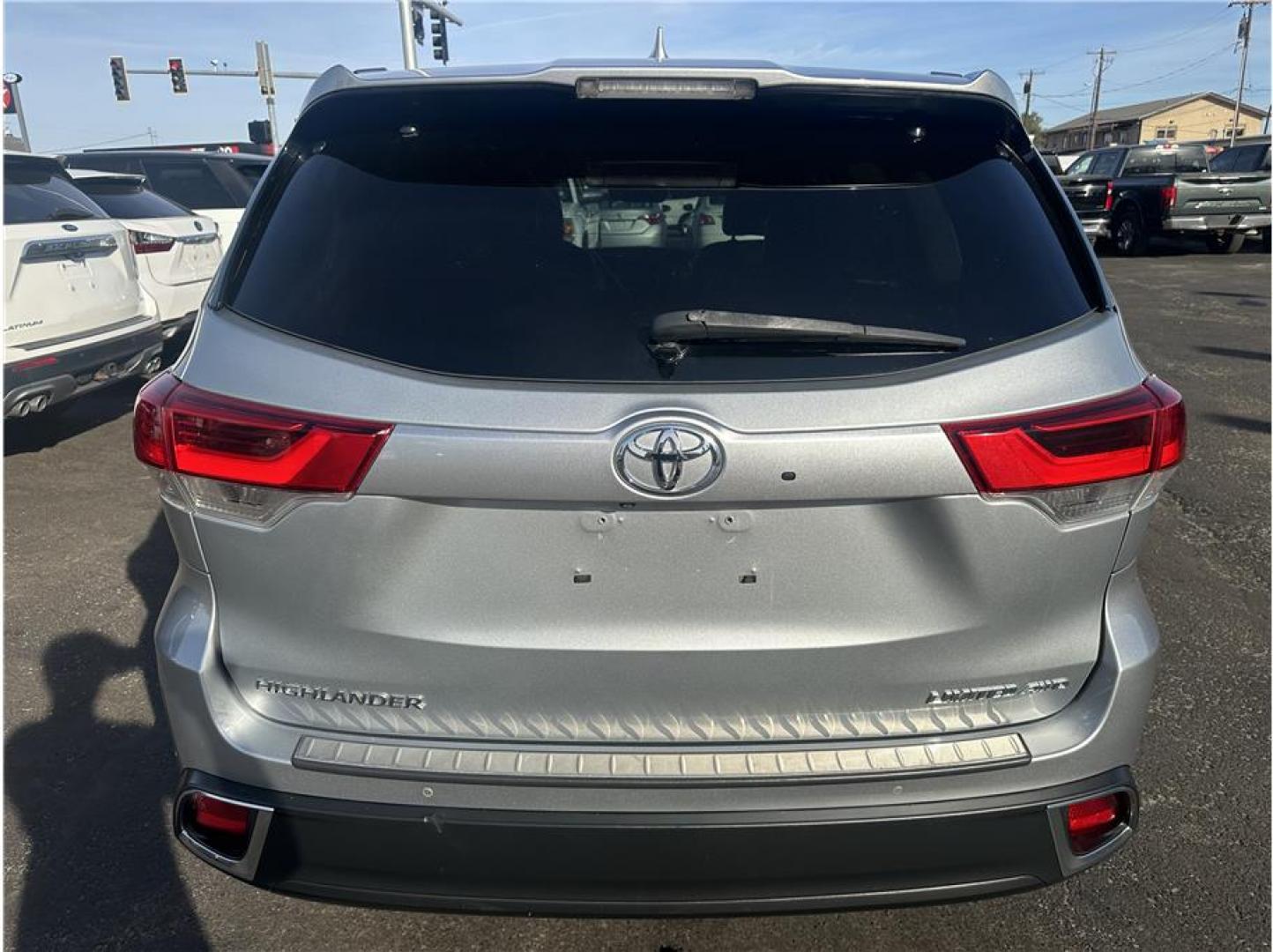 2017 Silver /No Color Toyota Highlander (5TDDZRFH1HS) with an V6, 3.5 Liter engine, Automatic, 8-Spd transmission, located at 607 W Columbia Drive, Kennewick, WA, 99336, (509) 987-1069, 46.216743, -119.126404- Photo#5