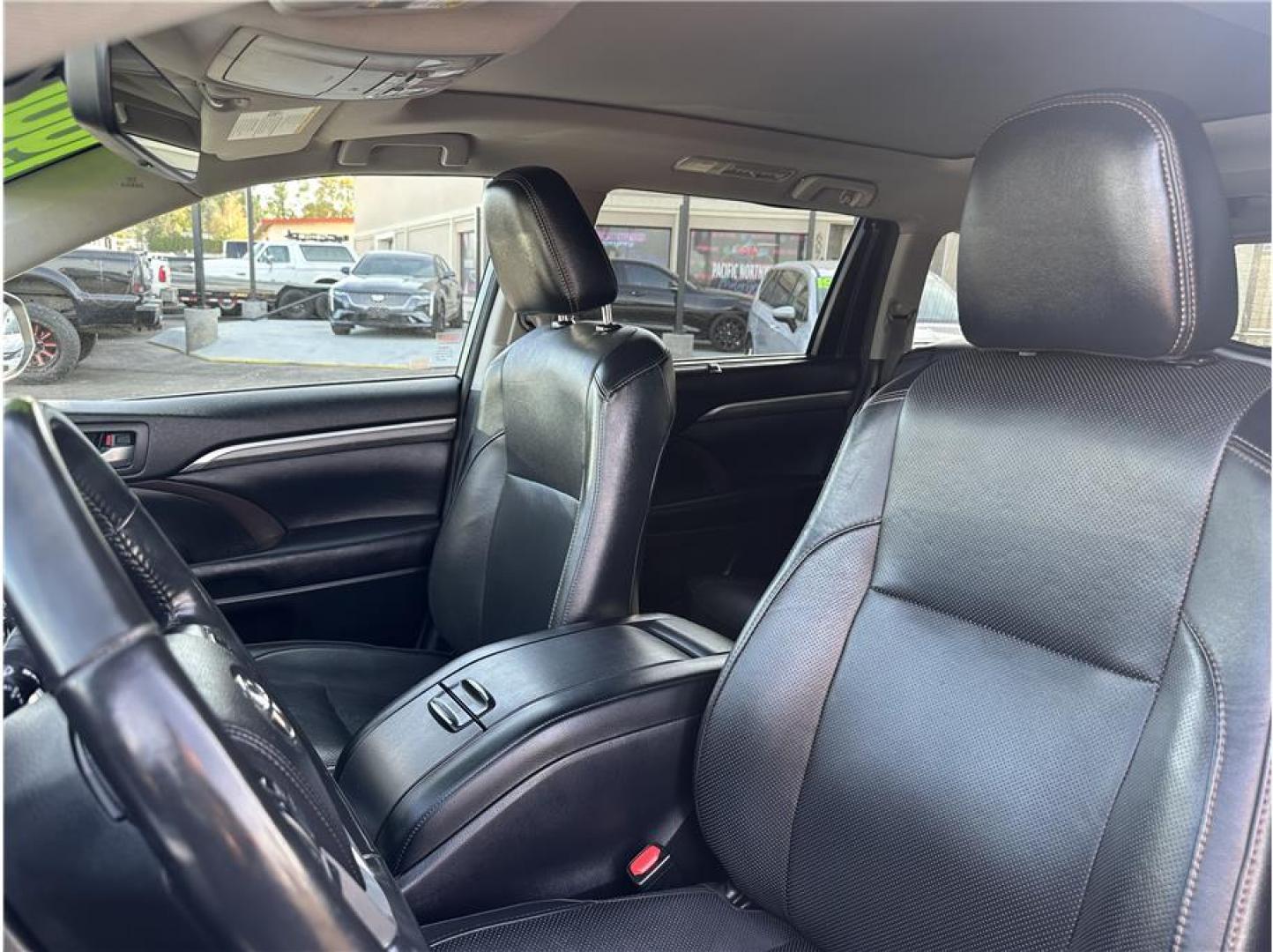 2017 Silver /No Color Toyota Highlander (5TDDZRFH1HS) with an V6, 3.5 Liter engine, Automatic, 8-Spd transmission, located at 607 W Columbia Drive, Kennewick, WA, 99336, (509) 987-1069, 46.216743, -119.126404- Photo#12