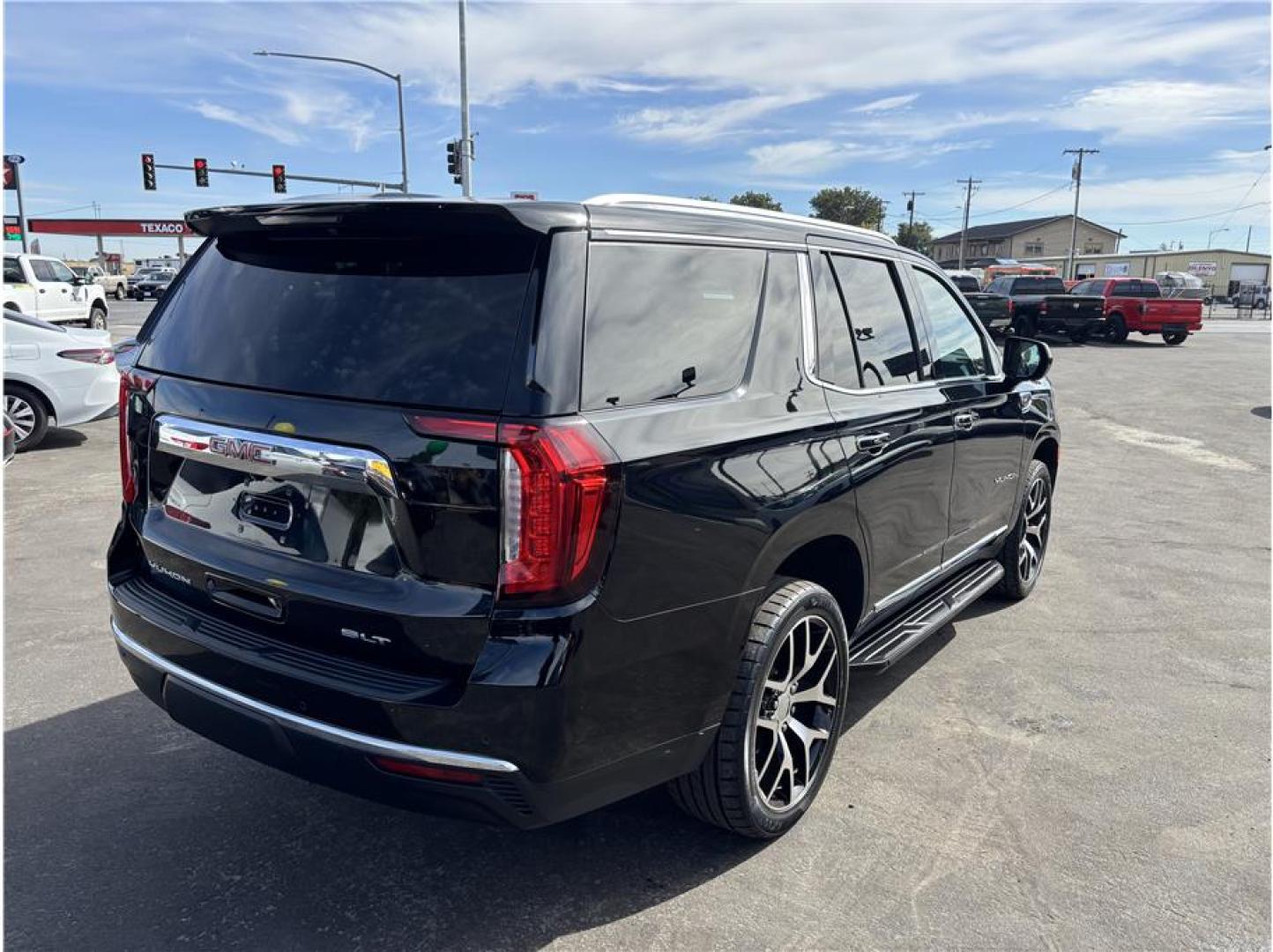 2021 Black /No Color GMC Yukon (1GKS1BKD2MR) with an V8, EcoTec3, 5.3 Liter engine, Automatic, 10-Spd w/Overdrive transmission, located at 607 W Columbia Drive, Kennewick, WA, 99336, (509) 987-1069, 46.216743, -119.126404- Photo#2