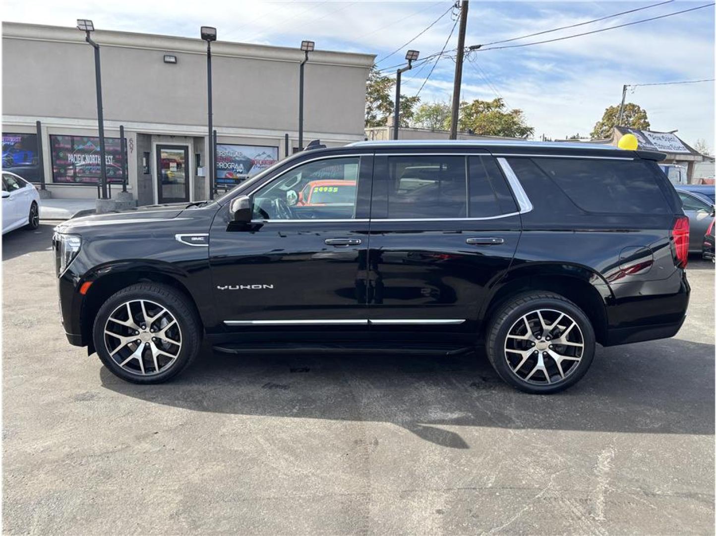 2021 Black /No Color GMC Yukon (1GKS1BKD2MR) with an V8, EcoTec3, 5.3 Liter engine, Automatic, 10-Spd w/Overdrive transmission, located at 607 W Columbia Drive, Kennewick, WA, 99336, (509) 987-1069, 46.216743, -119.126404- Photo#3