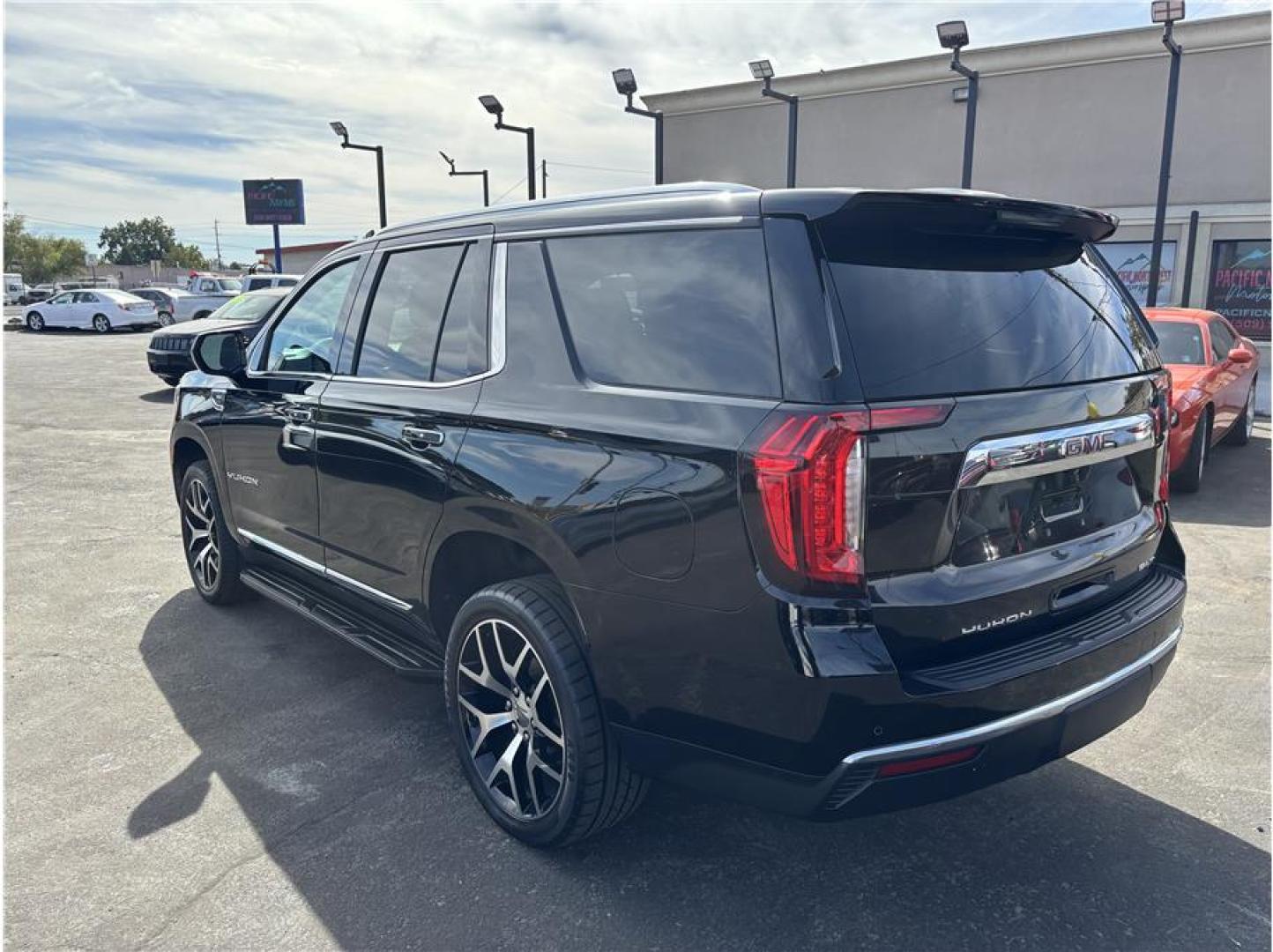 2021 Black /No Color GMC Yukon (1GKS1BKD2MR) with an V8, EcoTec3, 5.3 Liter engine, Automatic, 10-Spd w/Overdrive transmission, located at 607 W Columbia Drive, Kennewick, WA, 99336, (509) 987-1069, 46.216743, -119.126404- Photo#4