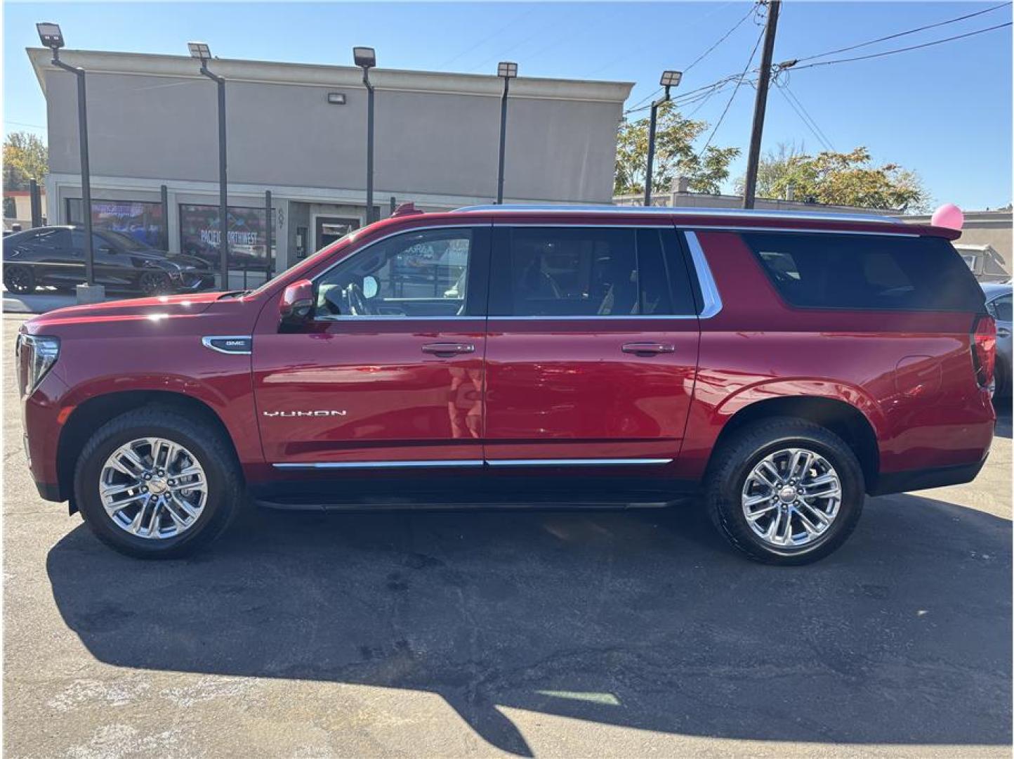 2021 Red /No Color GMC Yukon XL (1GKS2GKD4MR) with an V8, EcoTec3, 5.3 Liter engine, Automatic, 10-Spd w/Overdrive transmission, located at 607 W Columbia Drive, Kennewick, WA, 99336, (509) 987-1069, 46.216743, -119.126404- Photo#2